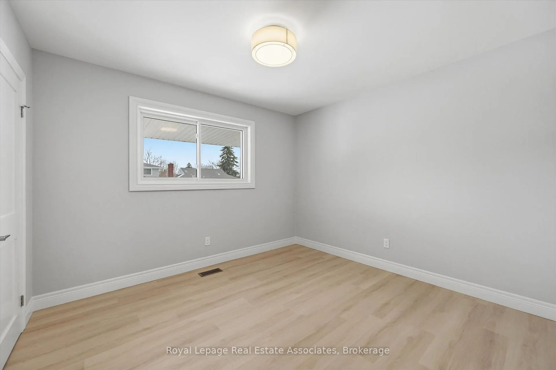 Photo 10 of 26 Geneva Drive, Hamilton, Buchanan — HOMEH
