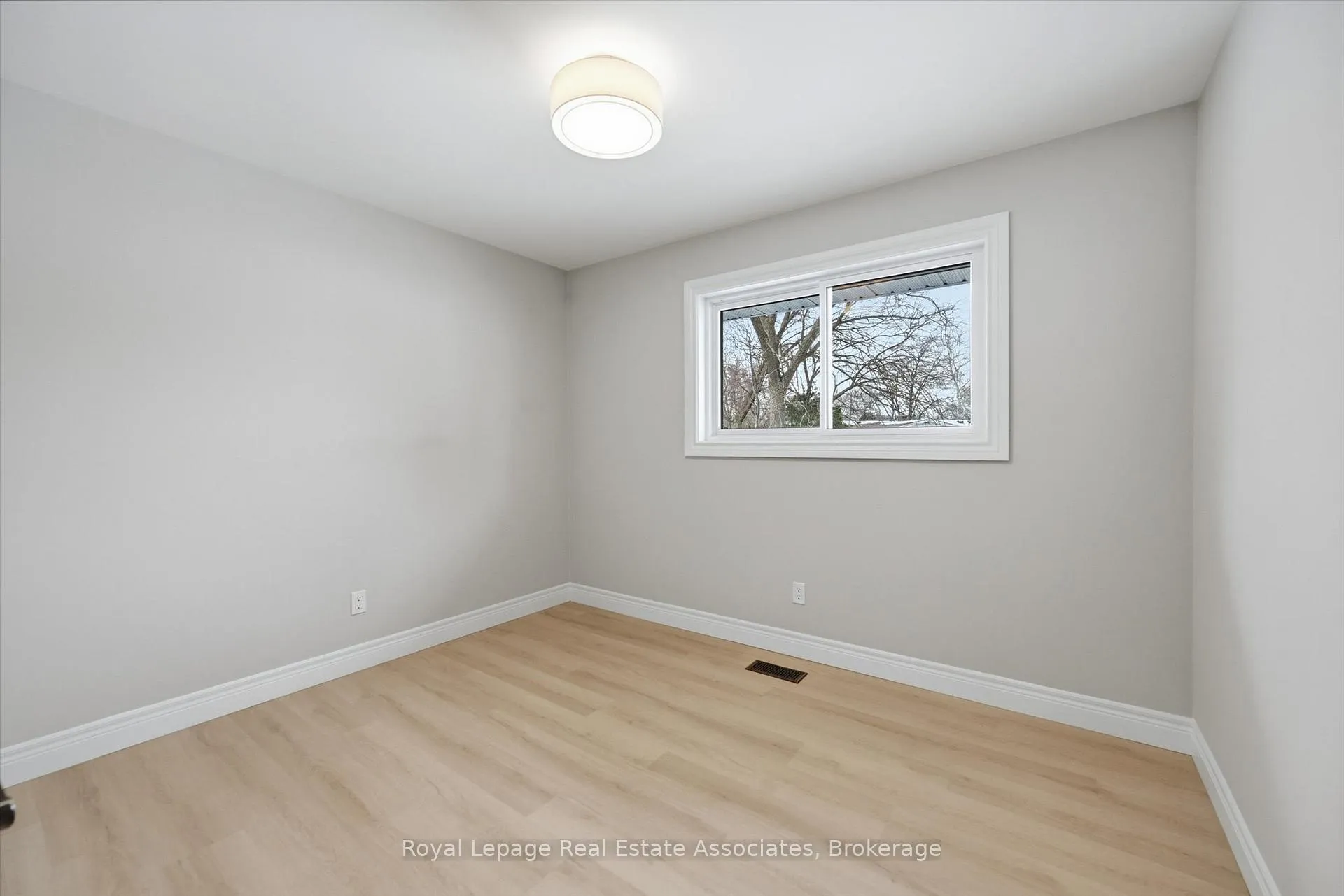 Photo 13 of 26 Geneva Drive, Hamilton, Buchanan — HOMEH