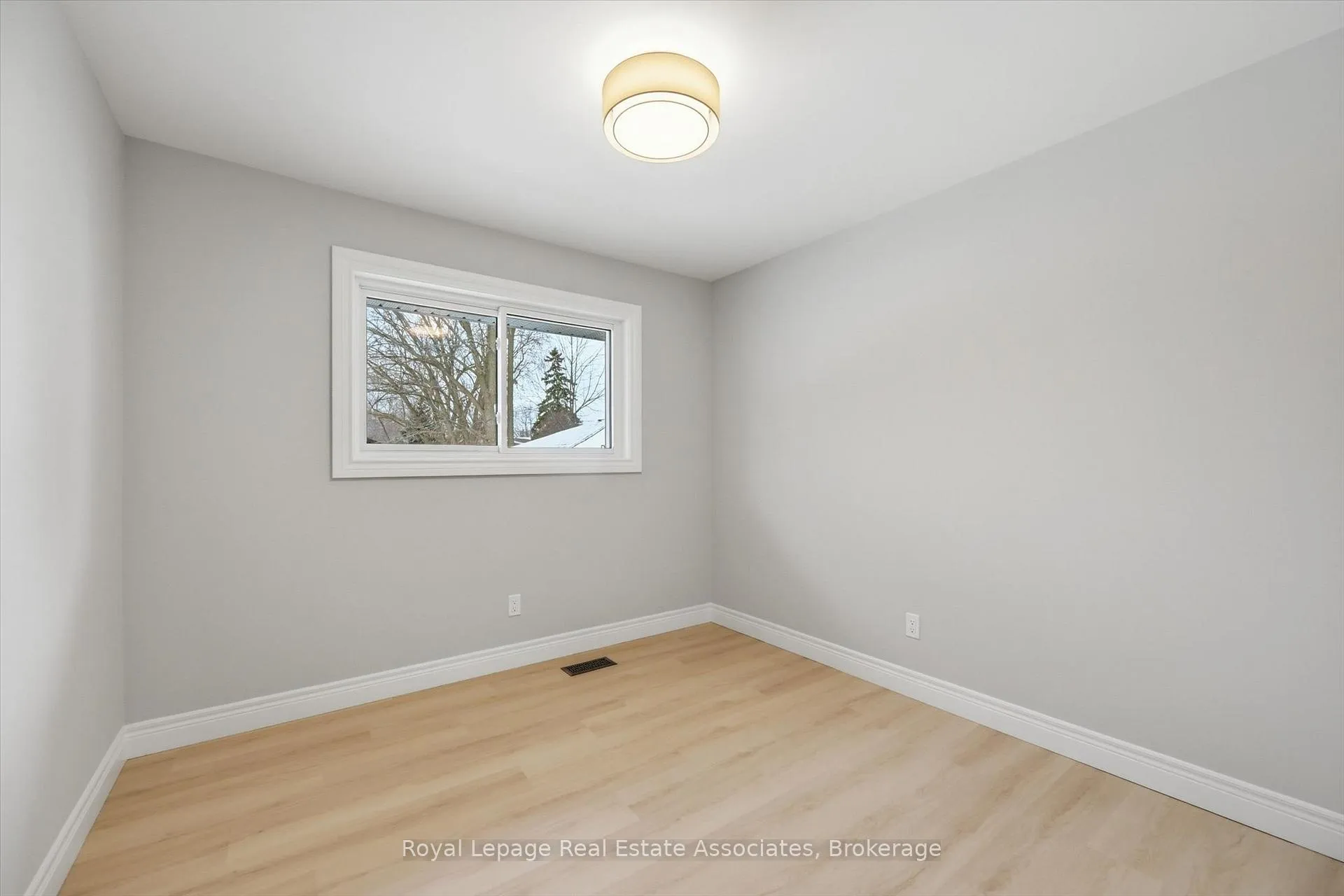 Photo 16 of 26 Geneva Drive, Hamilton, Buchanan — HOMEH