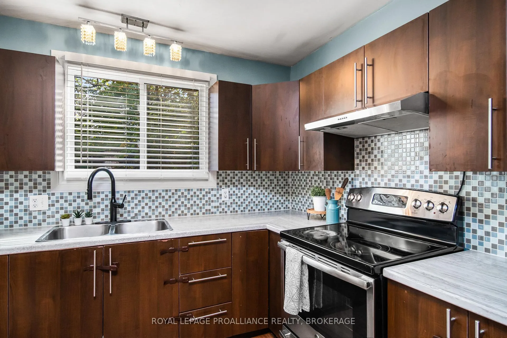 Photo 15 of 16 Rosemund Crescent, Kingston, West of Sir John A. Blvd — HOMEH