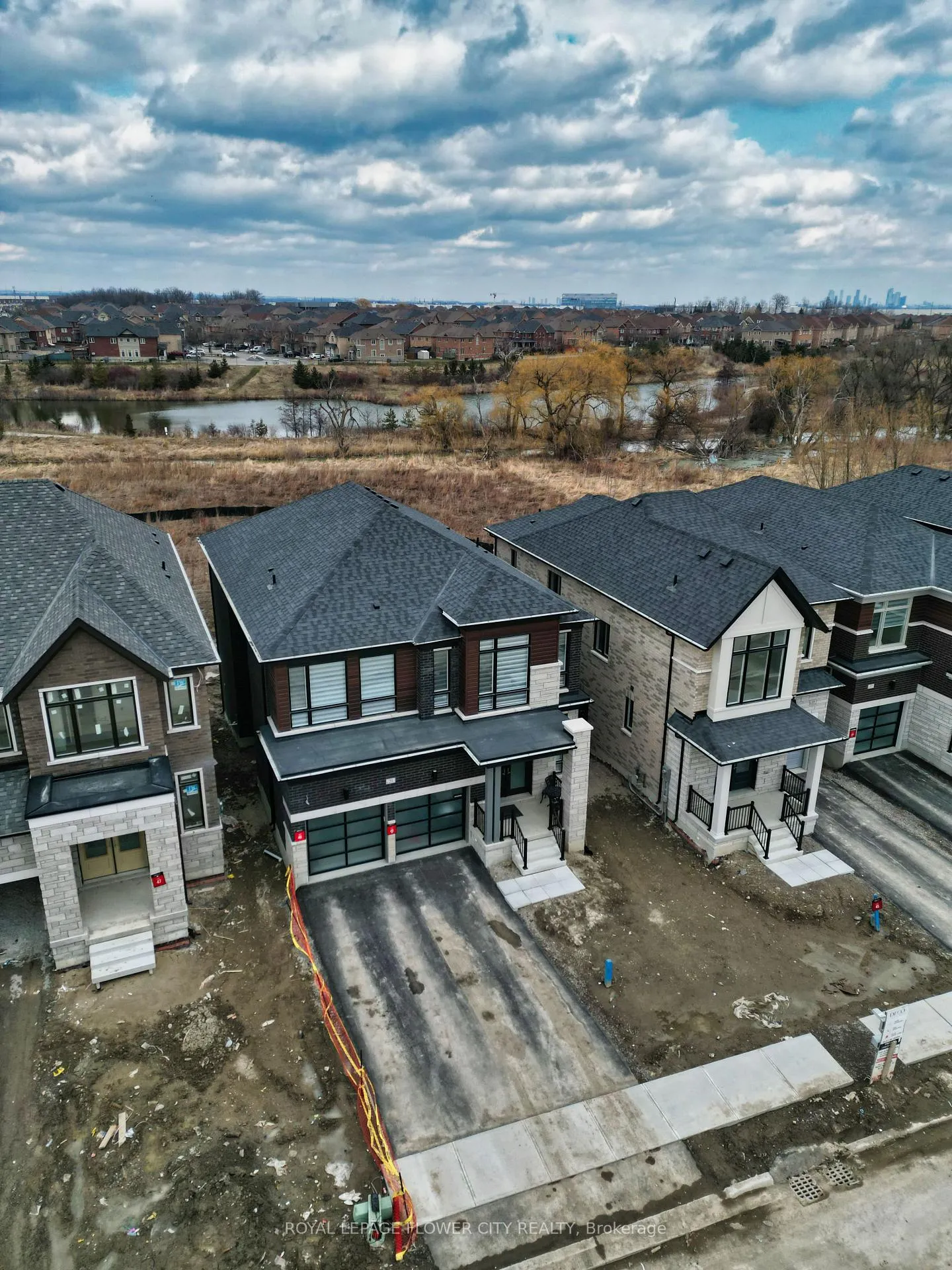 Front of 21 Aveena Road N