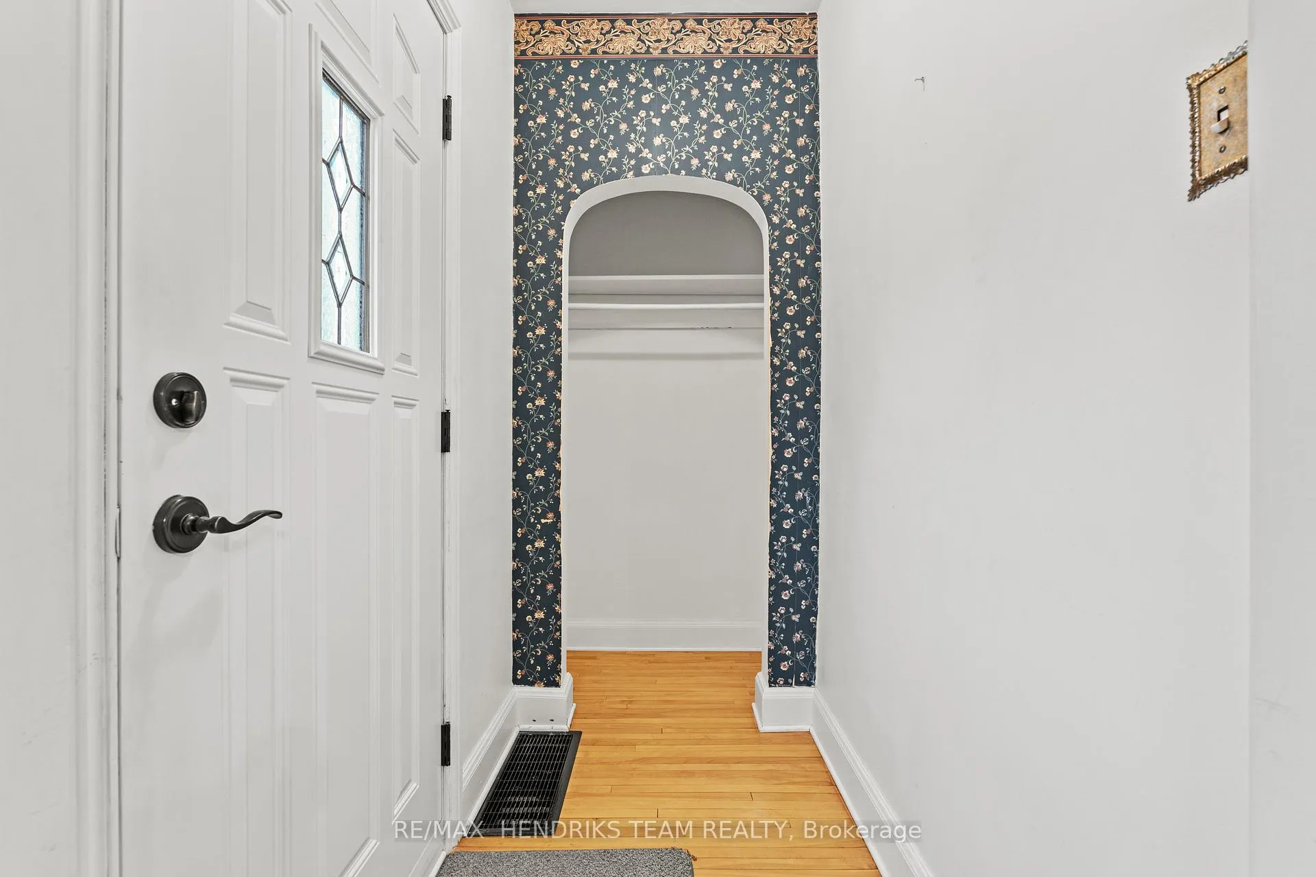 Photo 4 of 27 Lorne Street, St. Catharines, E. Chester — HOMEH
