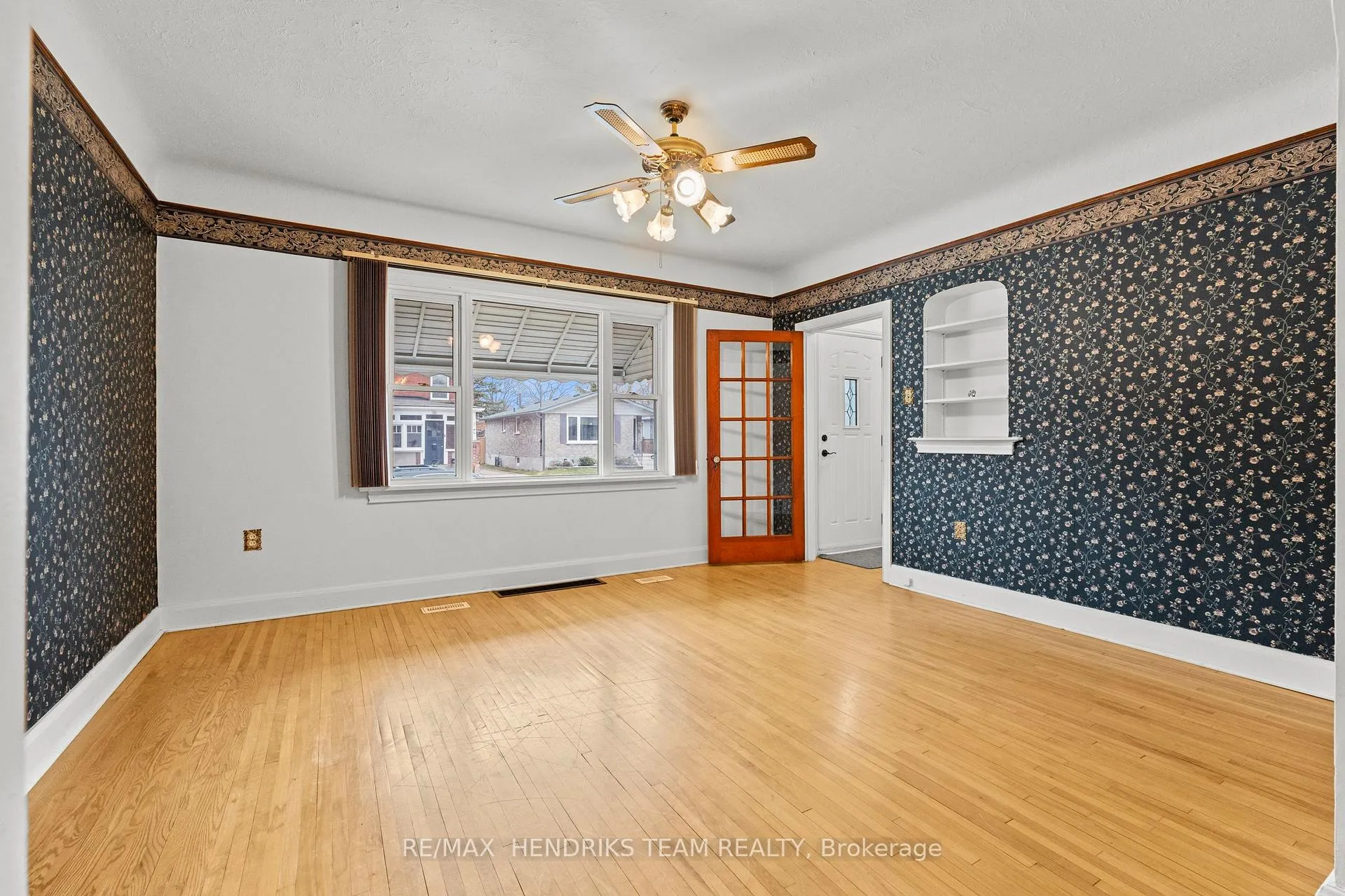 Photo 5 of 27 Lorne Street, St. Catharines, E. Chester — HOMEH