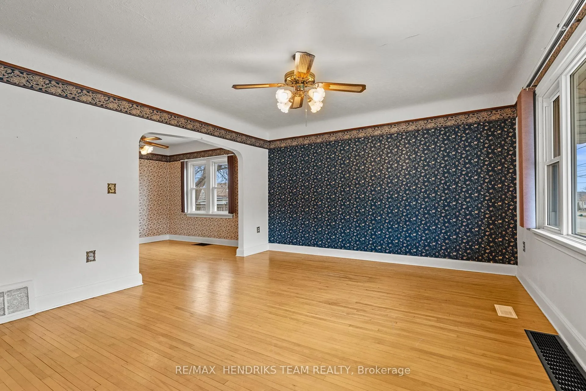 Photo 7 of 27 Lorne Street, St. Catharines, E. Chester — HOMEH