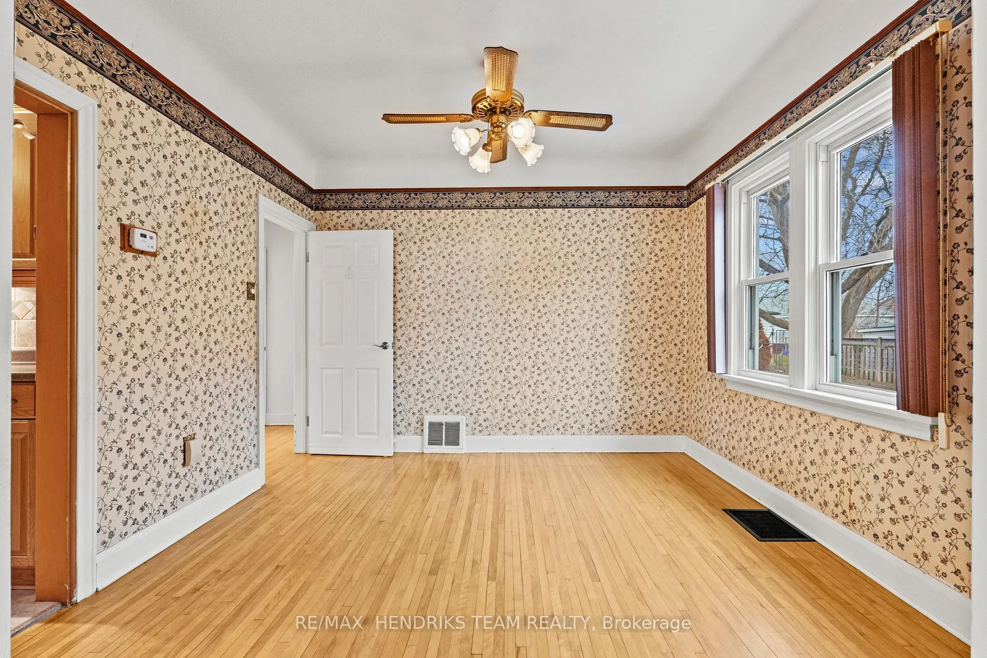 Photo 8 of 27 Lorne Street, St. Catharines, E. Chester — HOMEH