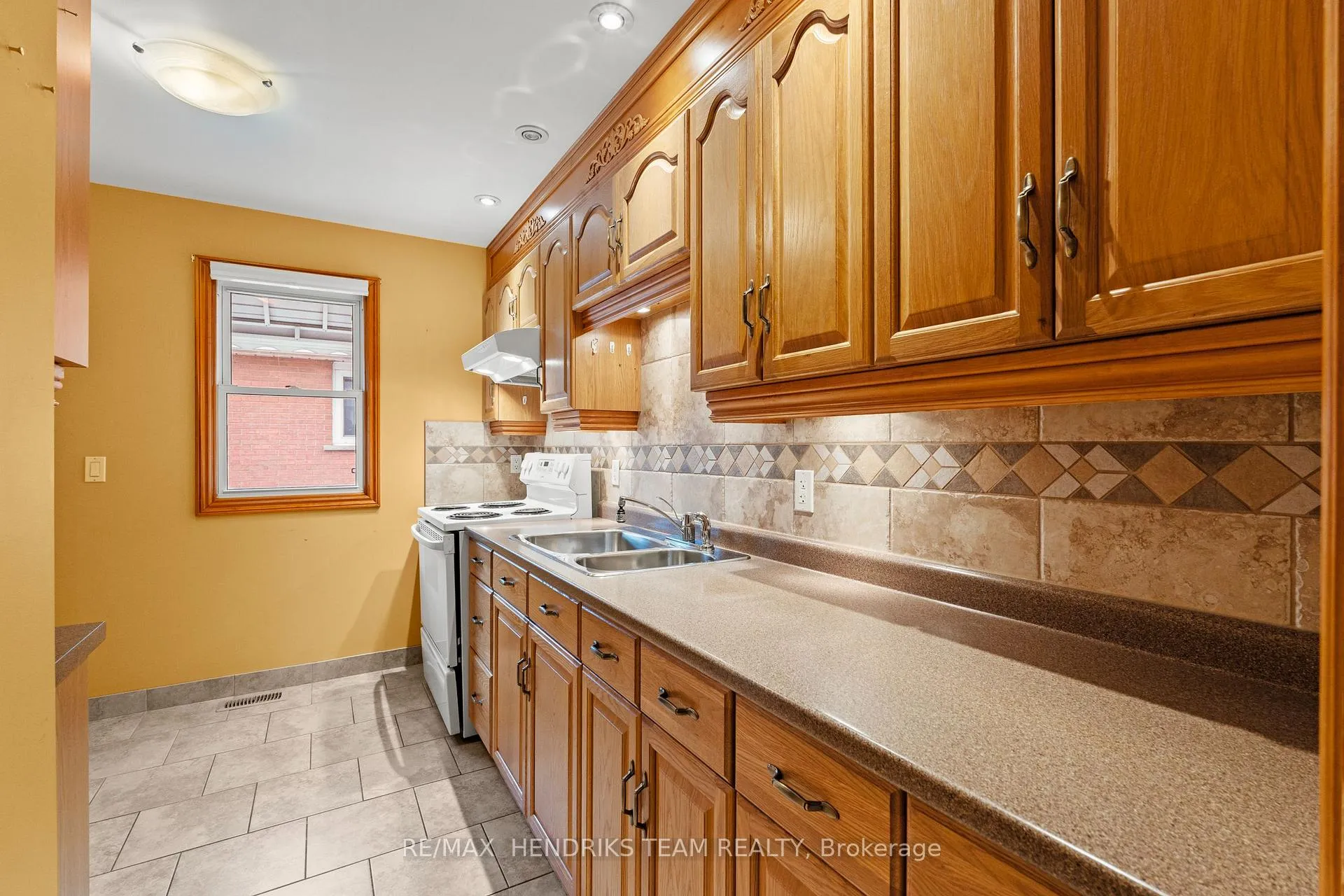 Photo 11 of 27 Lorne Street, St. Catharines, E. Chester — HOMEH
