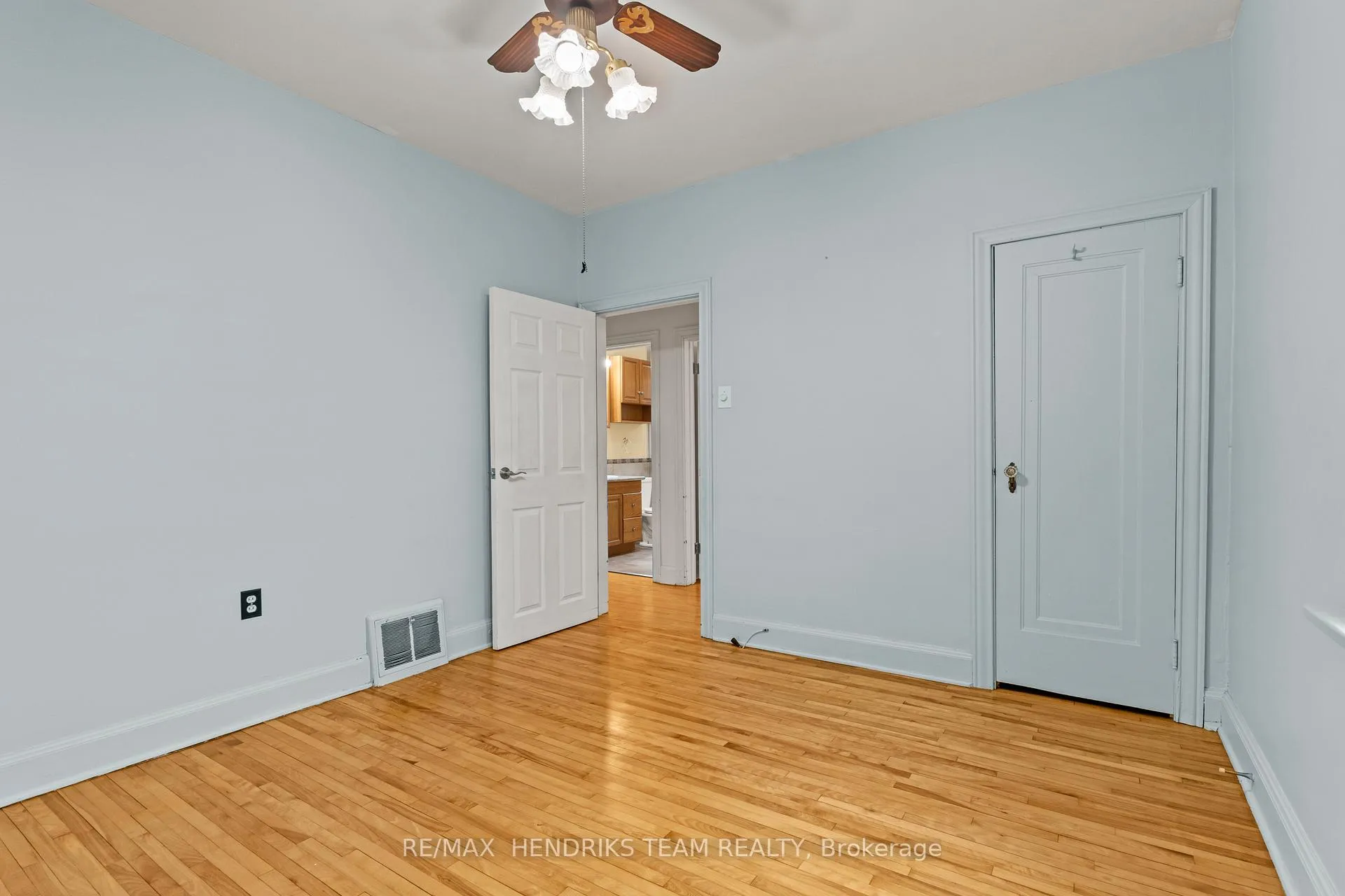 Photo 14 of 27 Lorne Street, St. Catharines, E. Chester — HOMEH