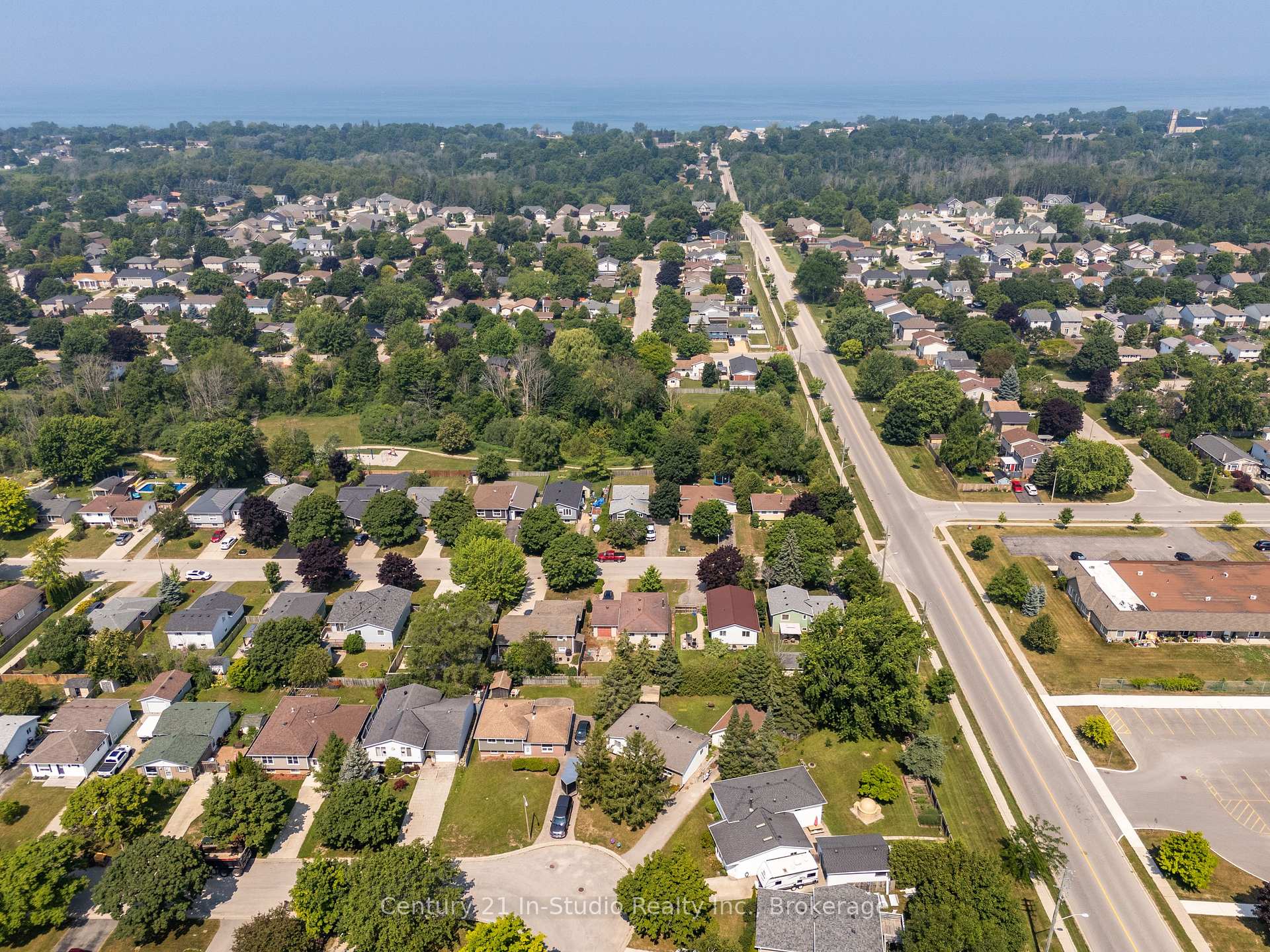 Photo 10 of 692 Johnston Crescent, Kincardine — HOMEH