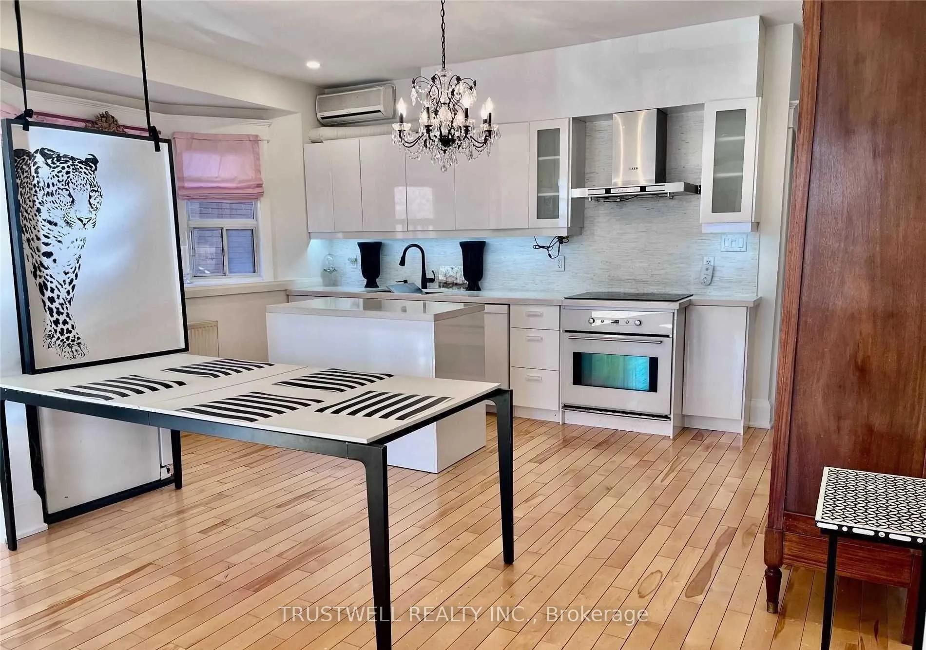 Photo 4 of Unit Main, 220 Rose Park Drive, Toronto, Rosedale-Moore Park — HOMEH