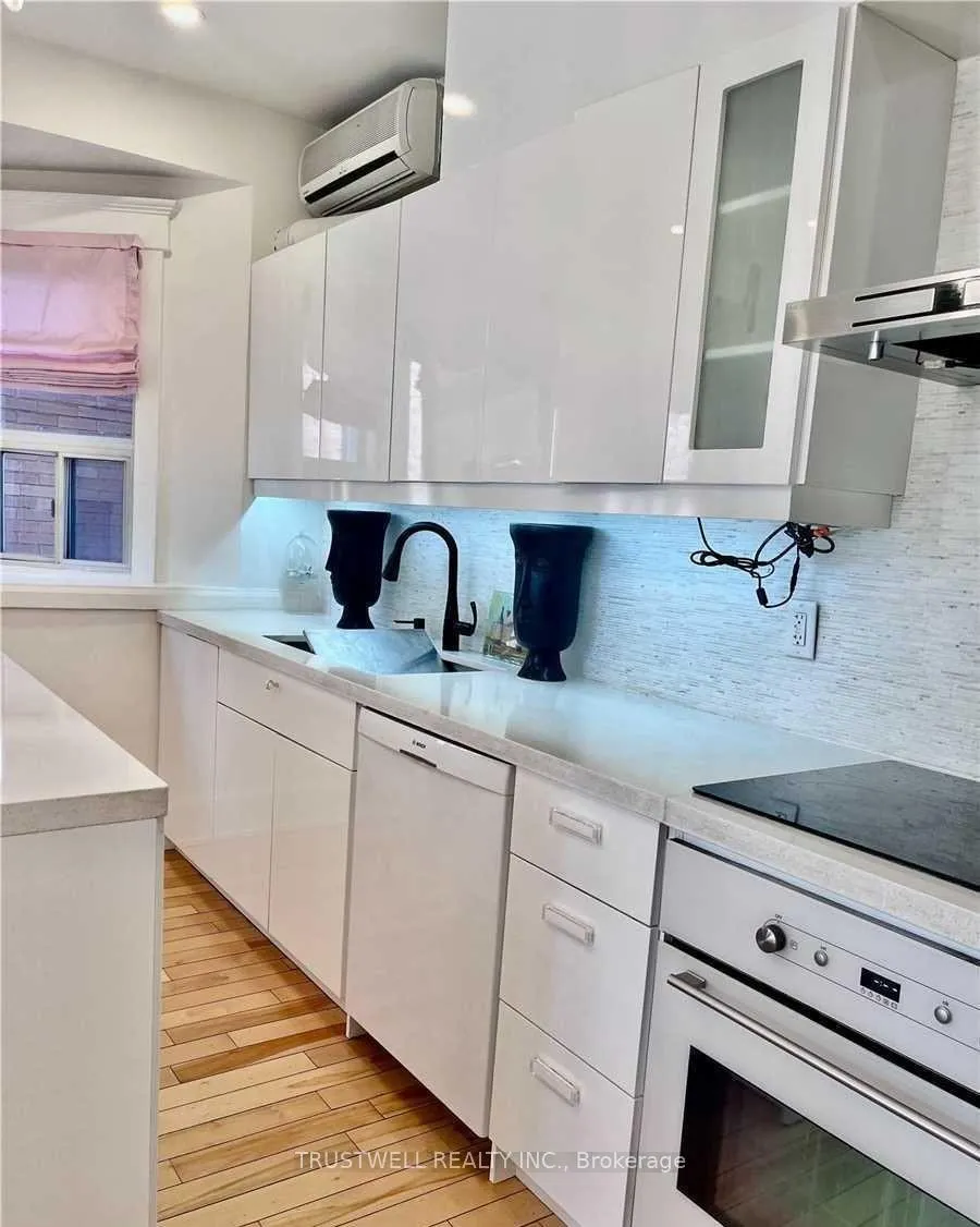 Photo 6 of Unit Main, 220 Rose Park Drive, Toronto, Rosedale-Moore Park — HOMEH
