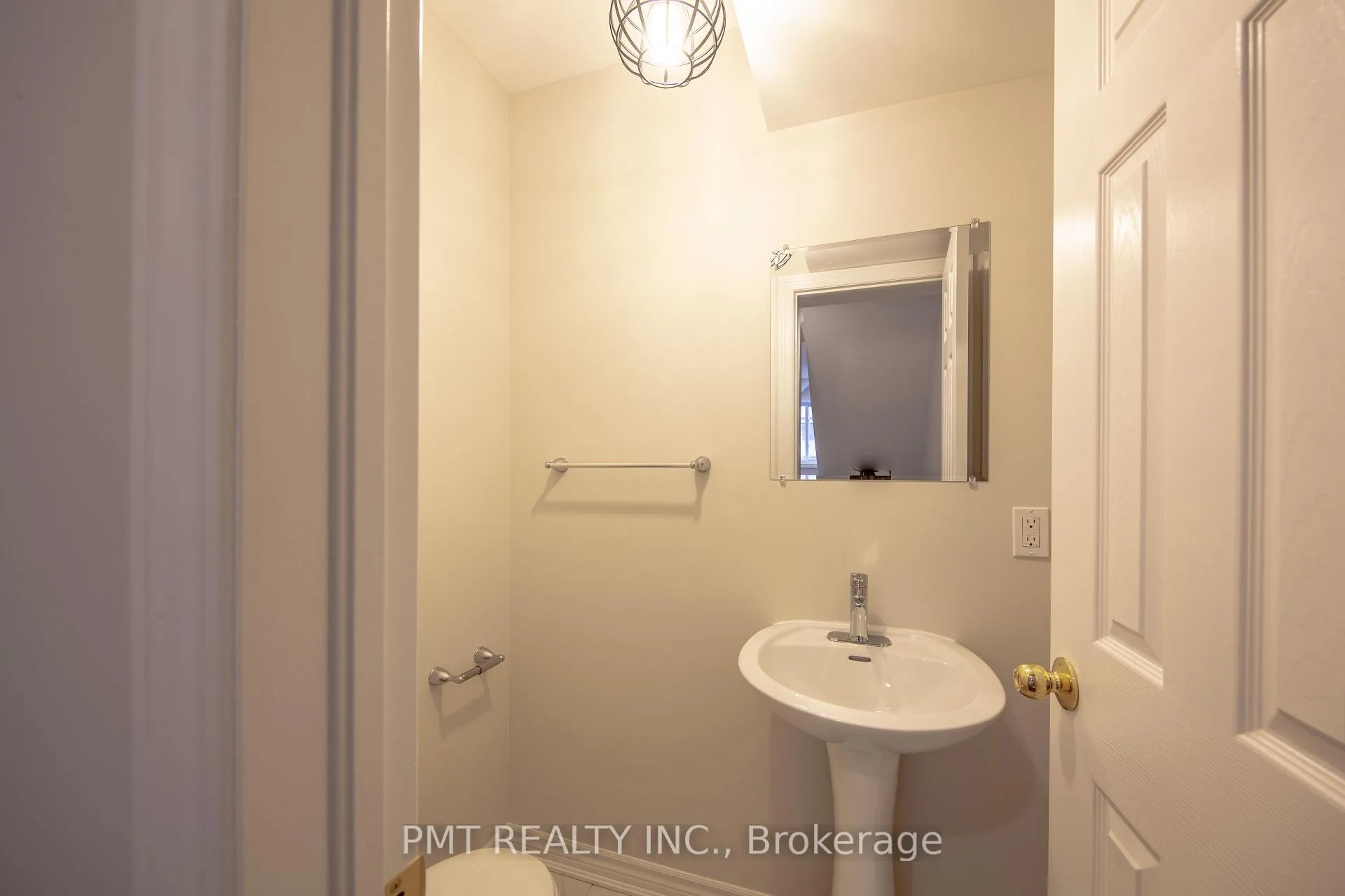 Photo 7 of 18 Darrell Avenue, Toronto, East End-Danforth — HOMEH