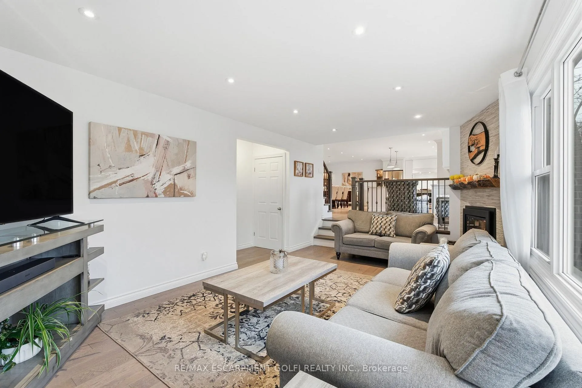 Photo 13 of 7 Kenmore Crescent, St. Catharines, Martindale Pond — HOMEH