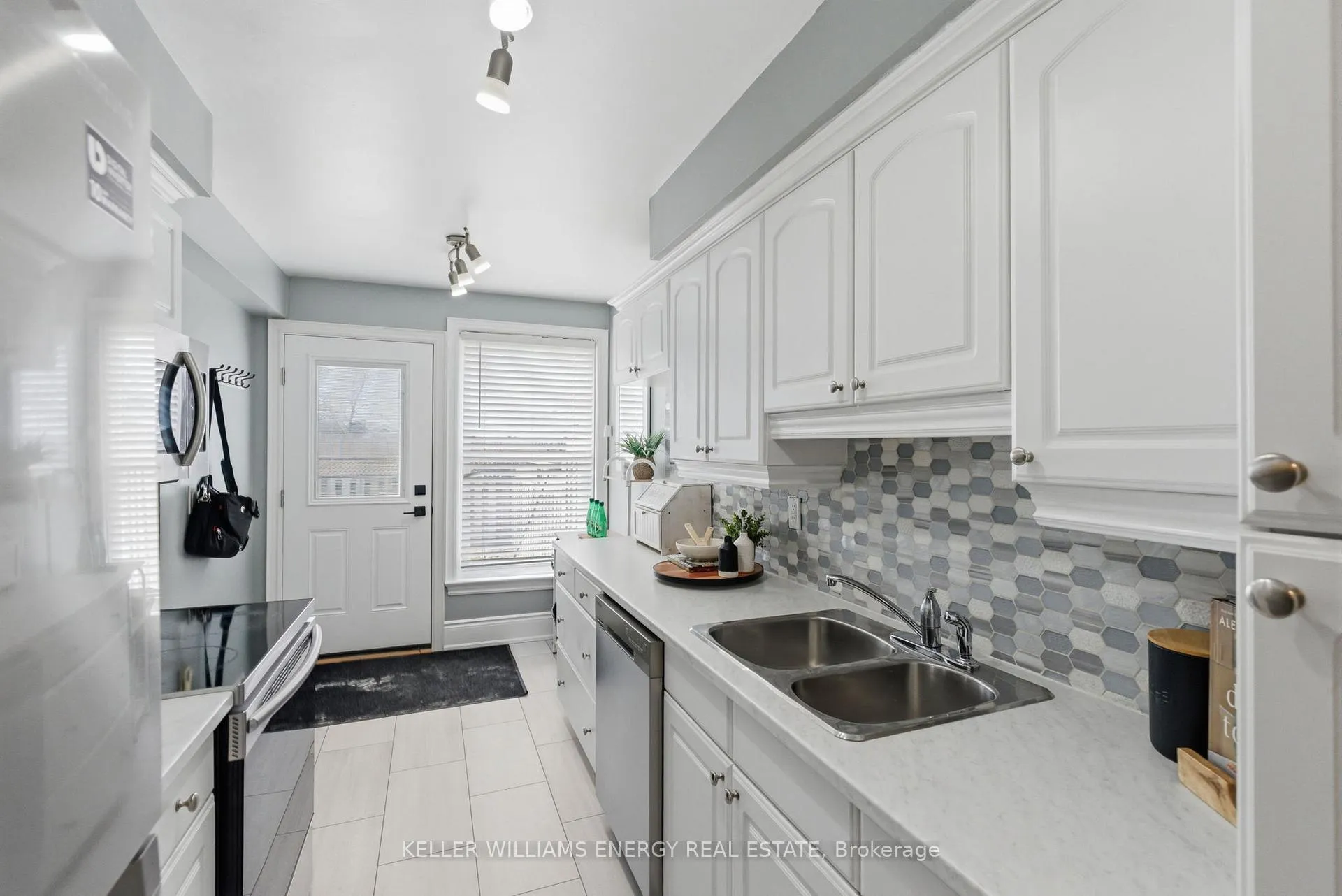 Photo 14 of Unit 12, 33 Taunton Road E, Oshawa, Centennial — HOMEH