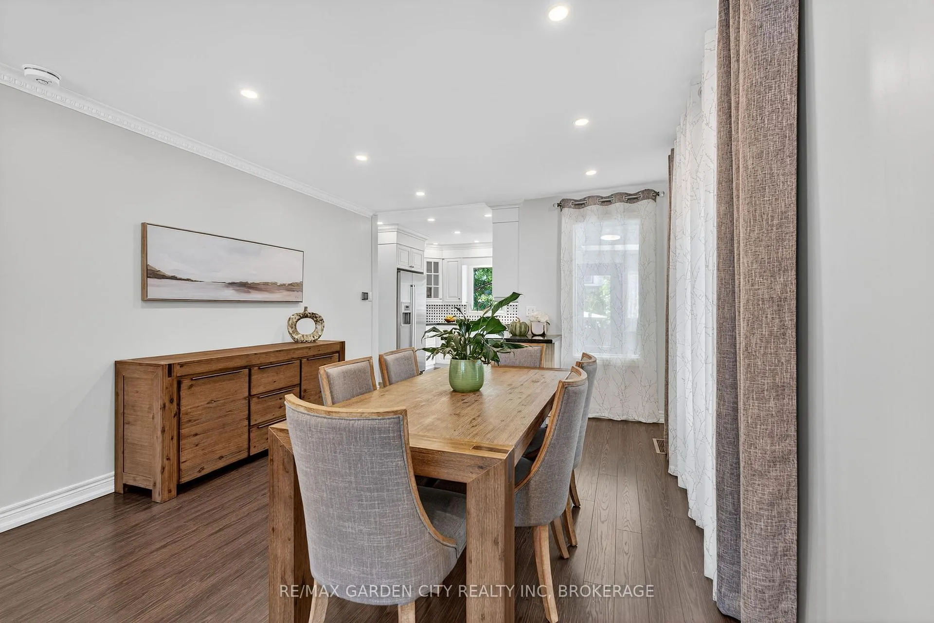 Front of 133 Connaught Avenue N