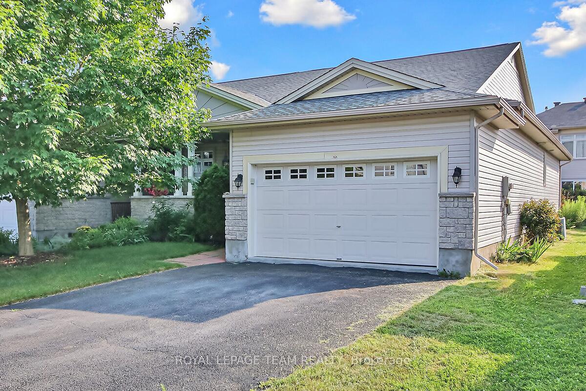 Photo 1 of 48 Village Walk, Hamilton, Rural Flamborough — HOMEH