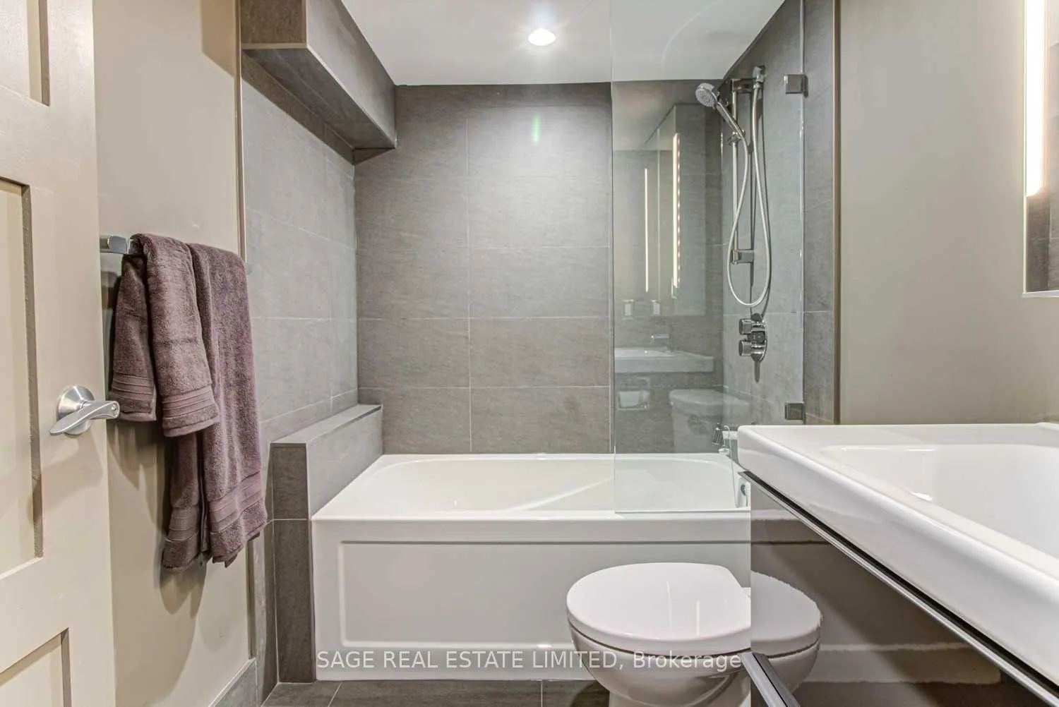 Photo 5 of Unit Lower, 671 Dufferin Street, Toronto, Little Portugal — HOMEH