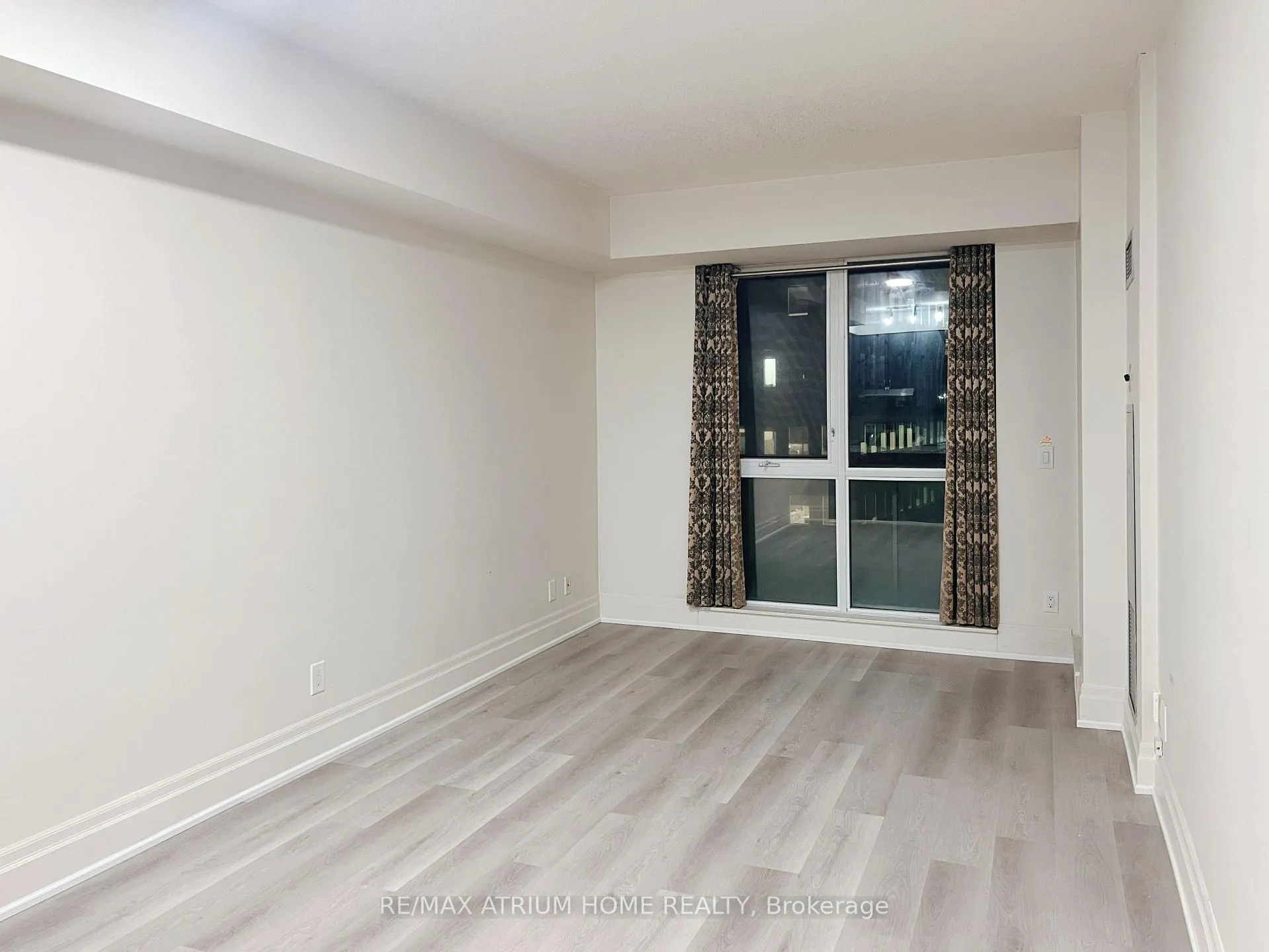 Photo 4 of Unit 307, 1 Upper Duke Crescent, Markham, Unionville — HOMEH