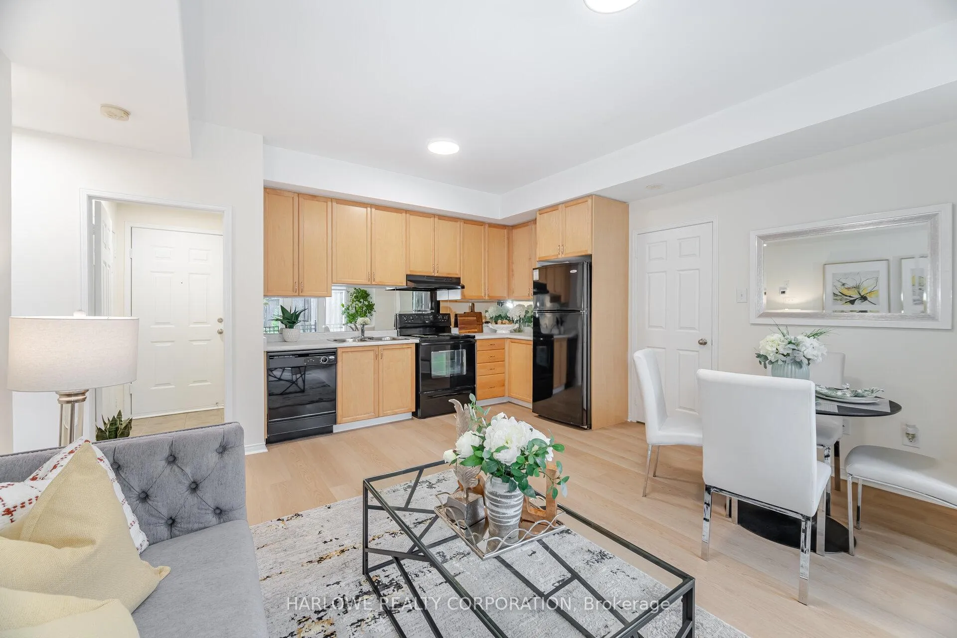 Photo 4 of Unit 11, 60 Fairwood Circle, Brampton, Sandringham-Wellington — HOMEH