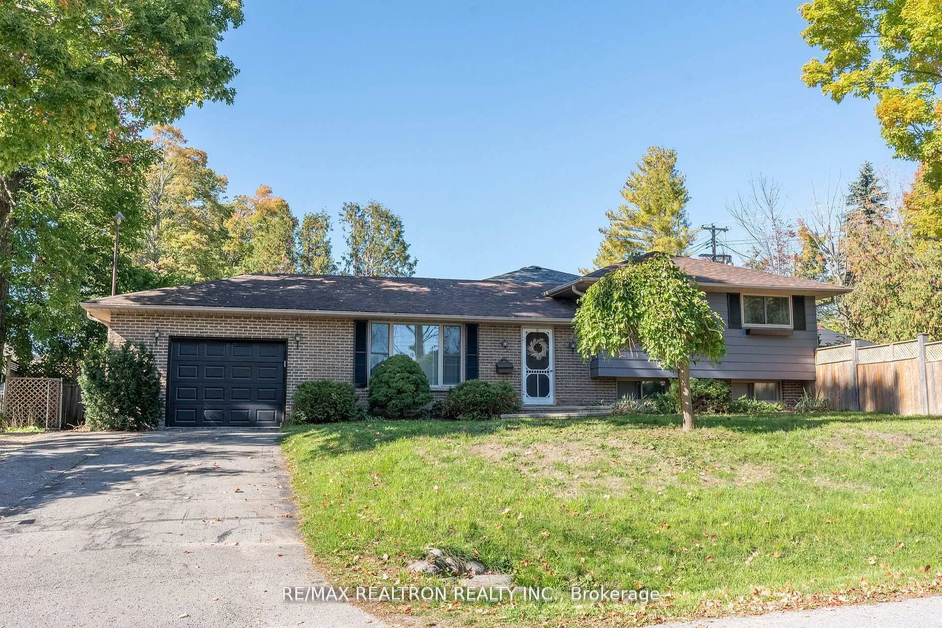 Front of 323 Lindan Avenue W