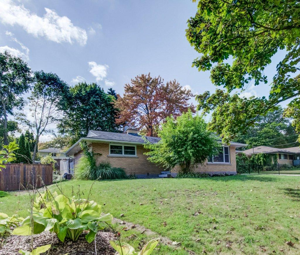 Photo 3 of 35 Vista Crescent, Kitchener — HOMEH