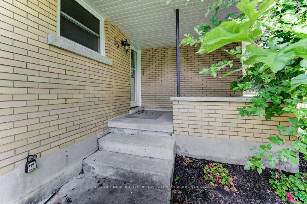 Photo 5 of 35 Vista Crescent, Kitchener — HOMEH