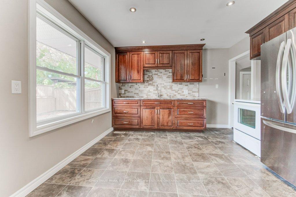 Photo 10 of 35 Vista Crescent, Kitchener — HOMEH