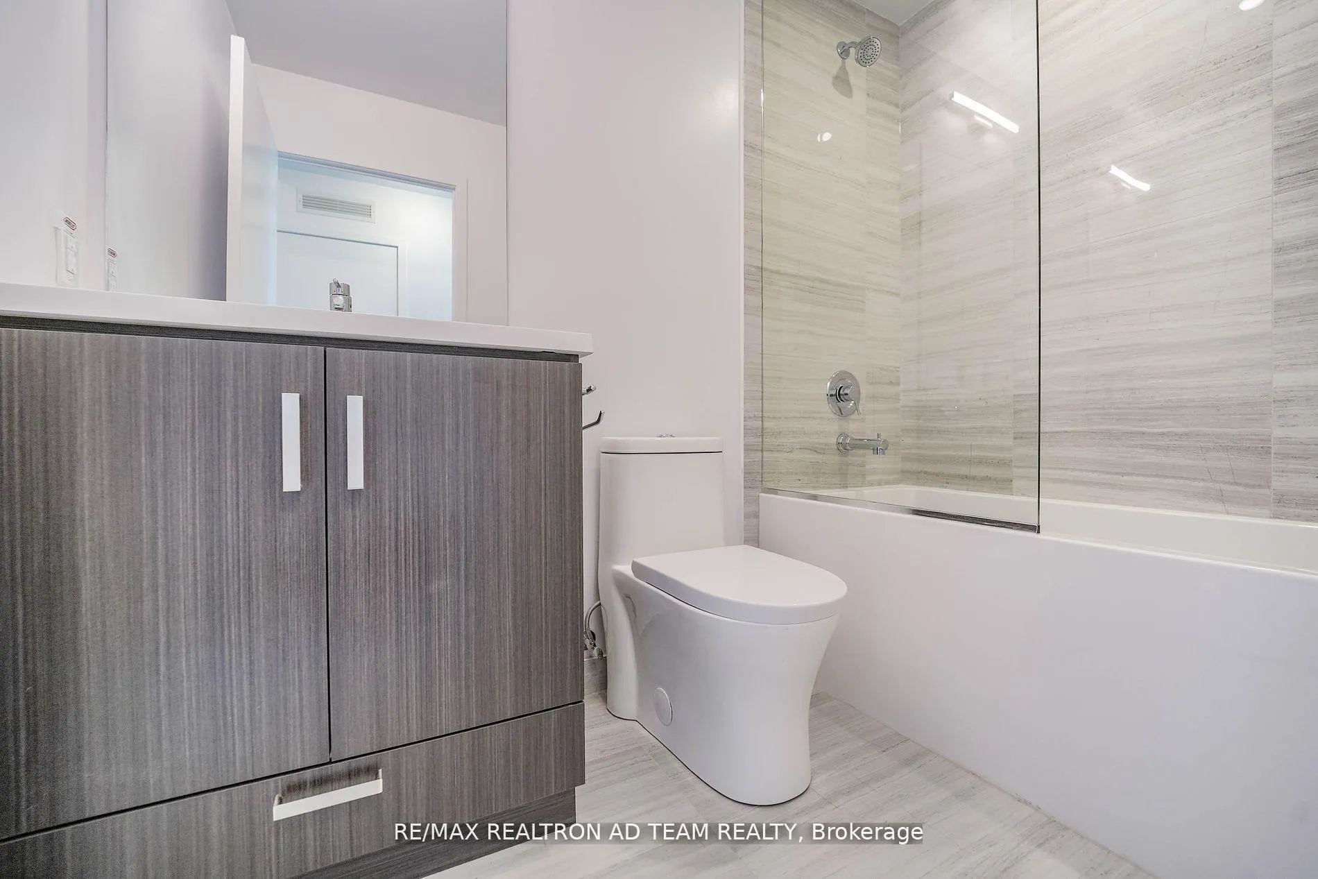 Photo 9 of Unit 2003, 38 Honeycrisp Crescent, Vaughan, Vaughan Corporate Centre — HOMEH