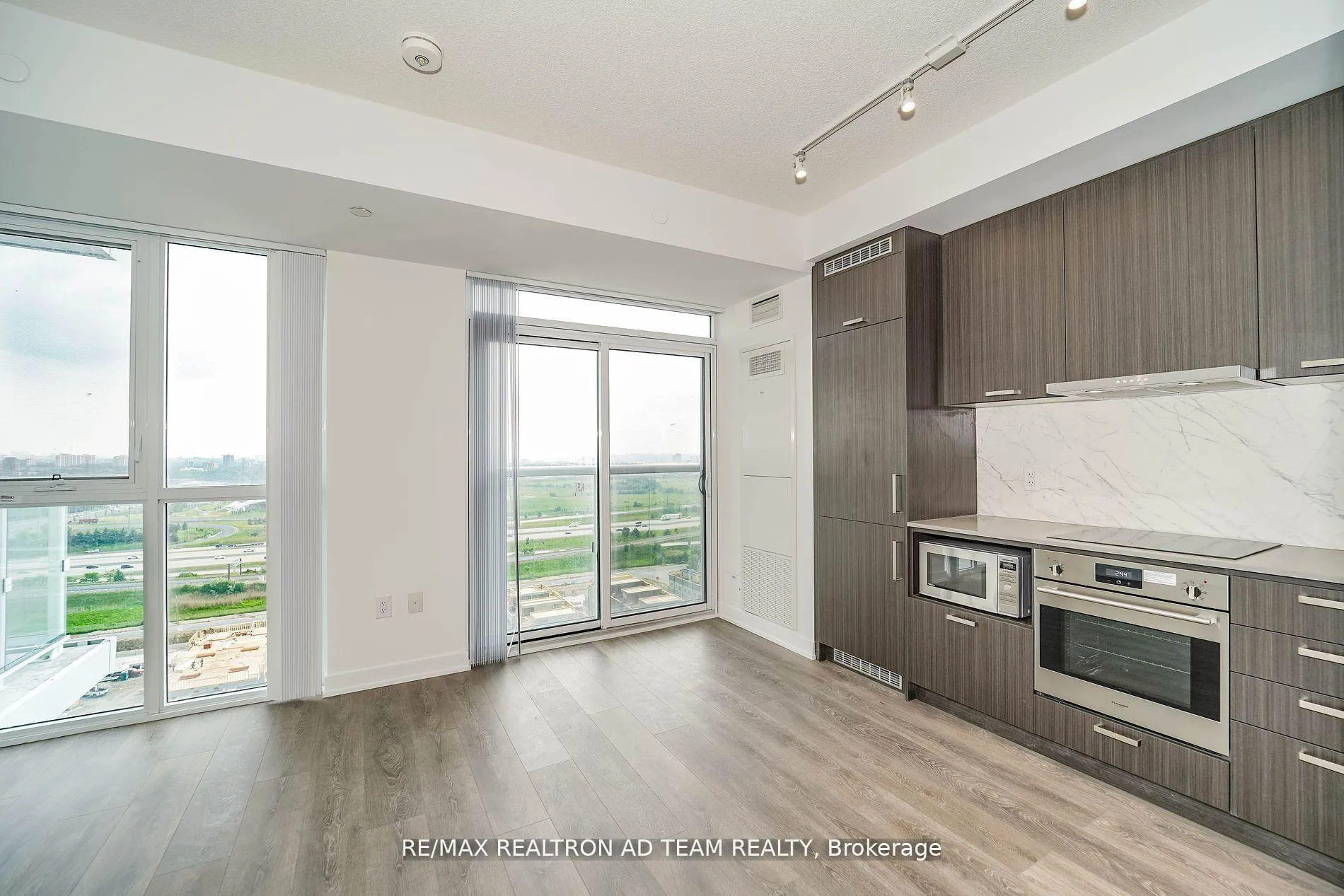 Photo 11 of Unit 2003, 38 Honeycrisp Crescent, Vaughan, Vaughan Corporate Centre — HOMEH