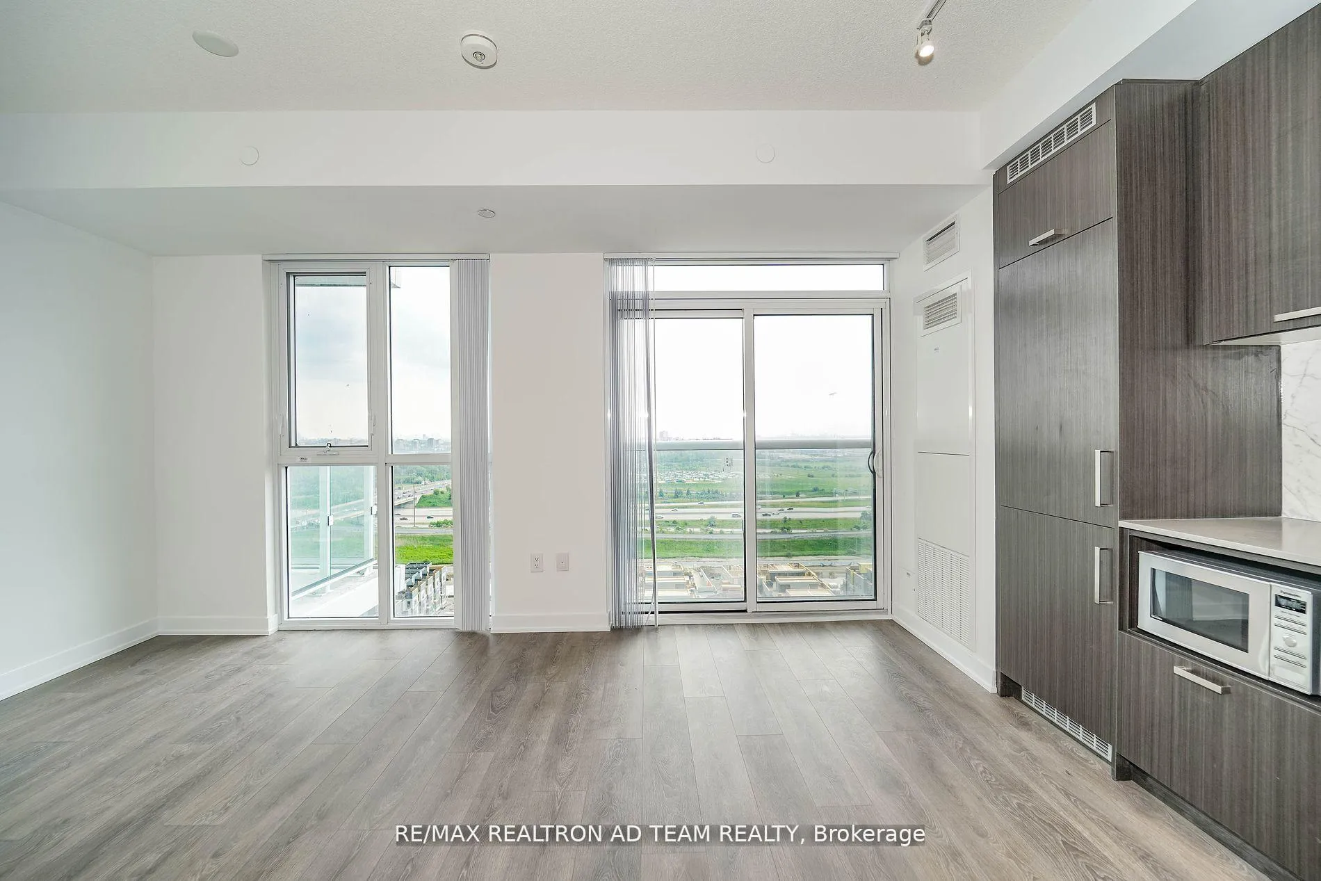 Photo 12 of Unit 2003, 38 Honeycrisp Crescent, Vaughan, Vaughan Corporate Centre — HOMEH