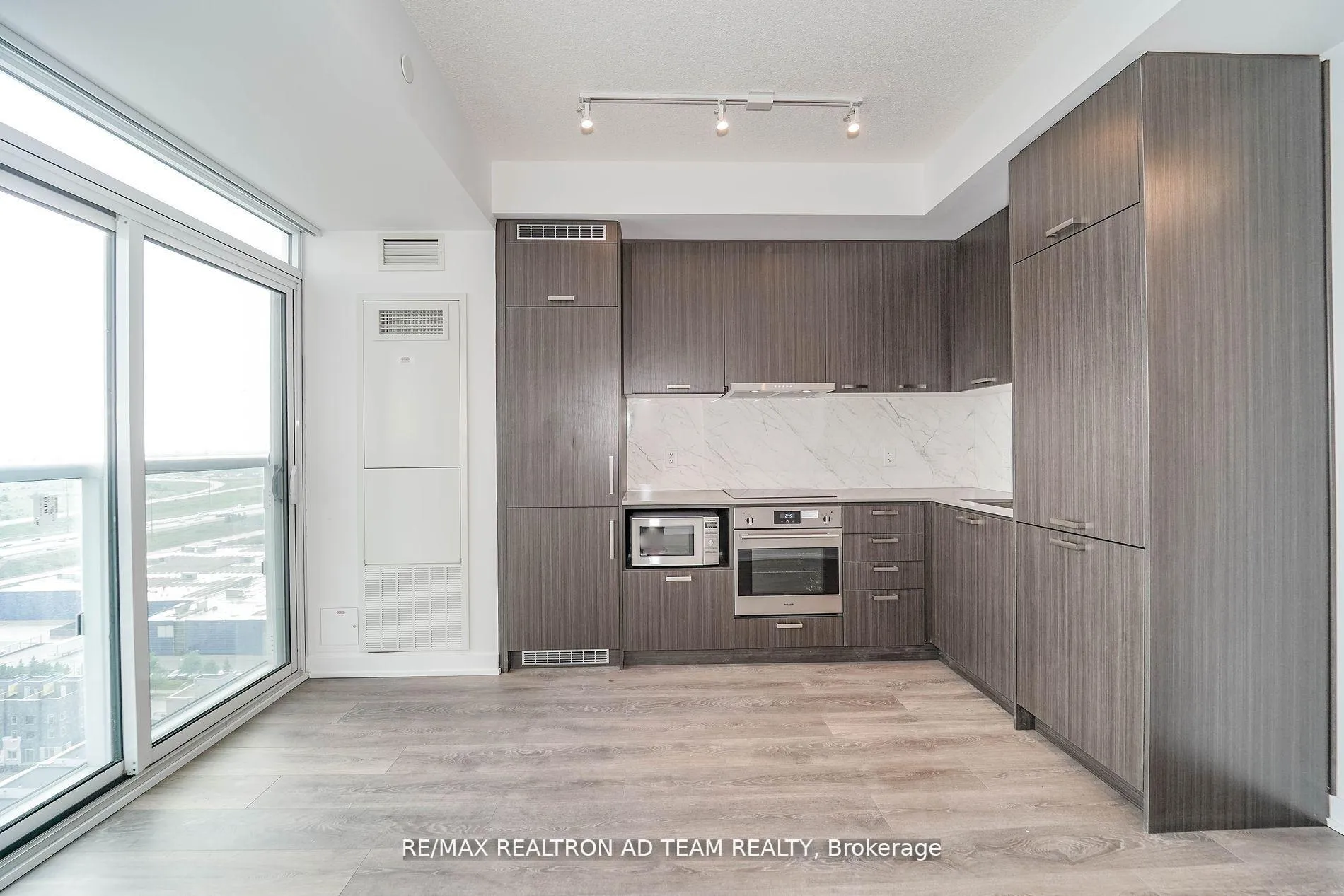 Photo 14 of Unit 2003, 38 Honeycrisp Crescent, Vaughan, Vaughan Corporate Centre — HOMEH
