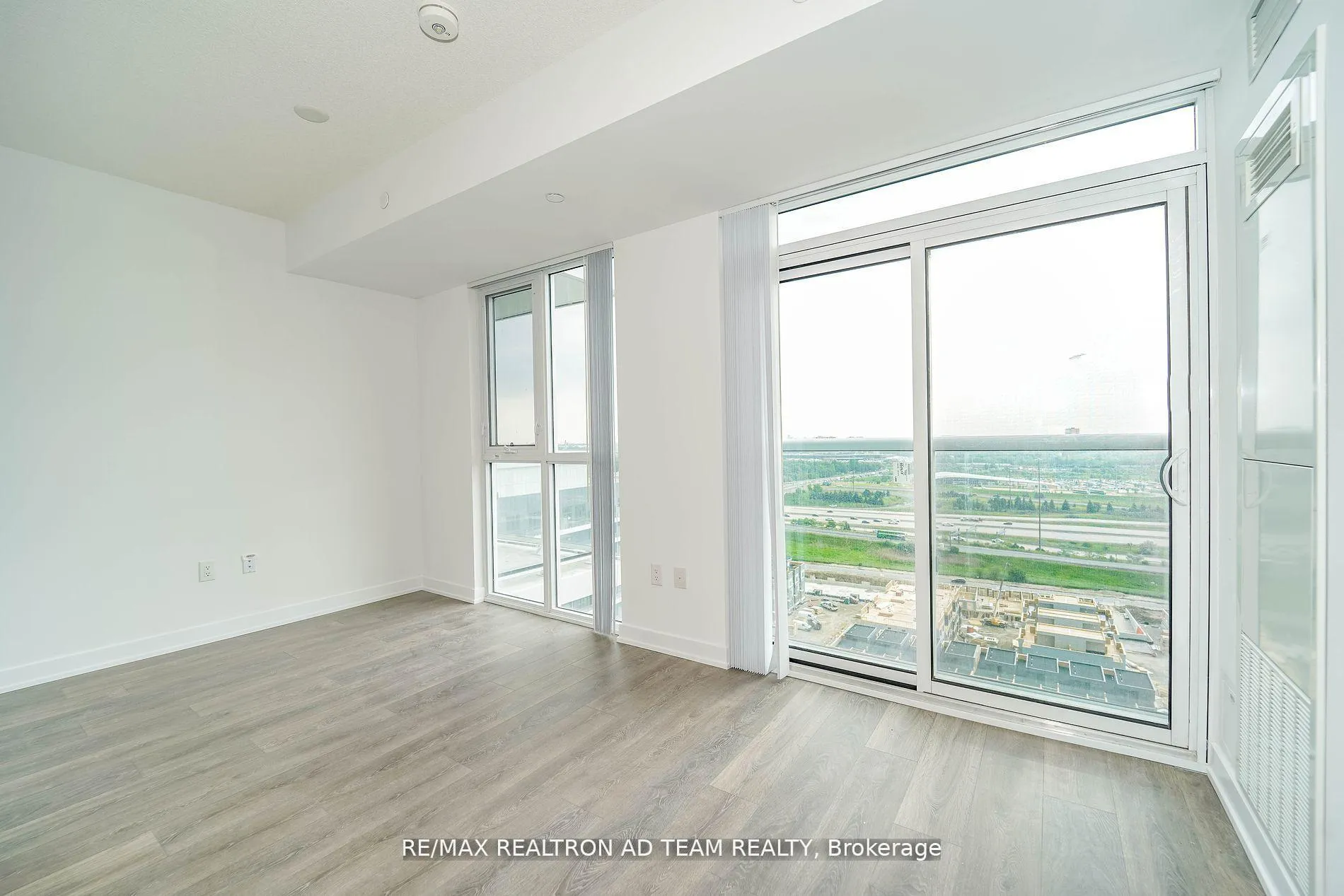 Photo 19 of Unit 2003, 38 Honeycrisp Crescent, Vaughan, Vaughan Corporate Centre — HOMEH