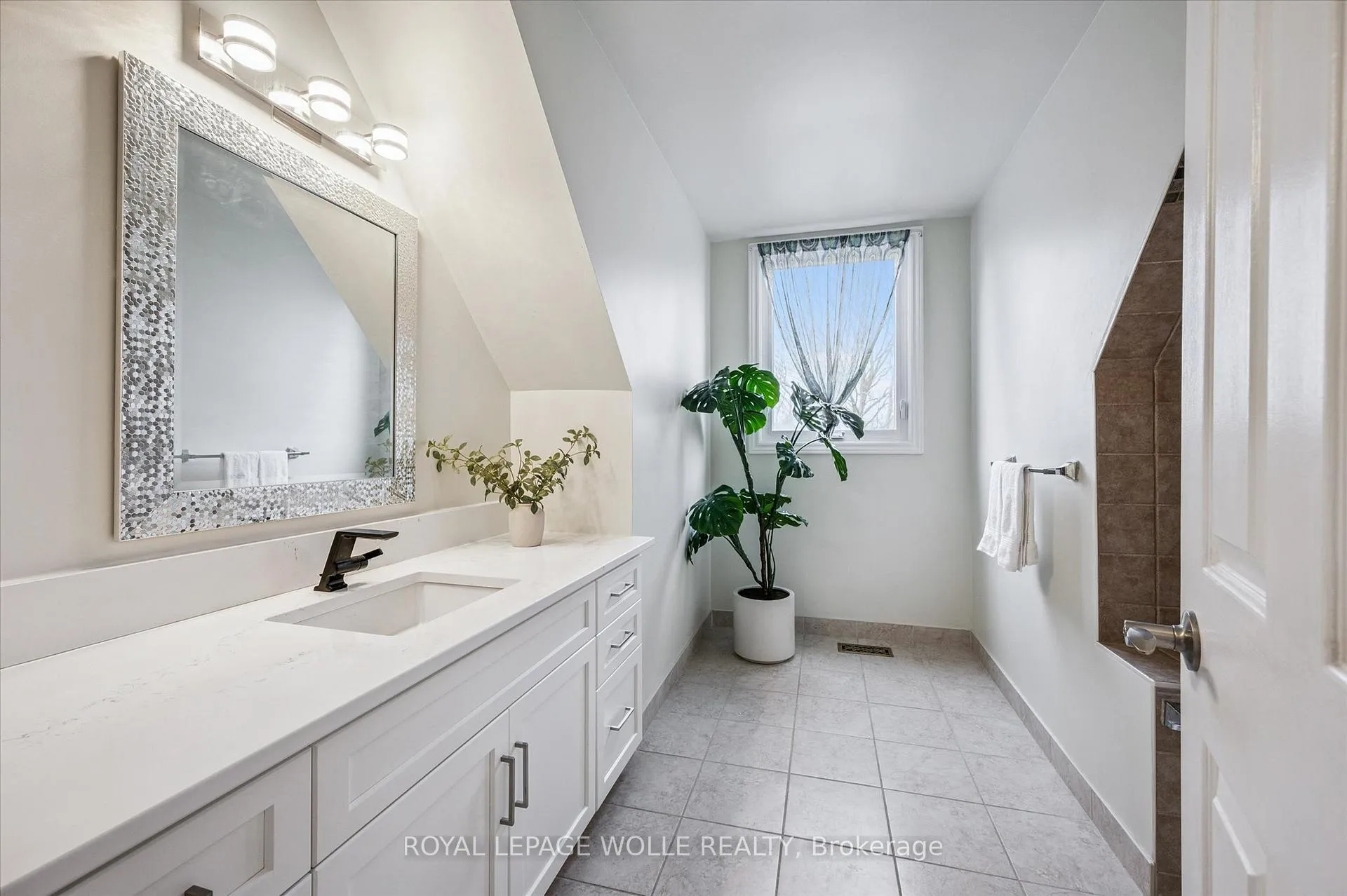 Photo 22 of 161 Ambleside Court, Waterloo — HOMEH