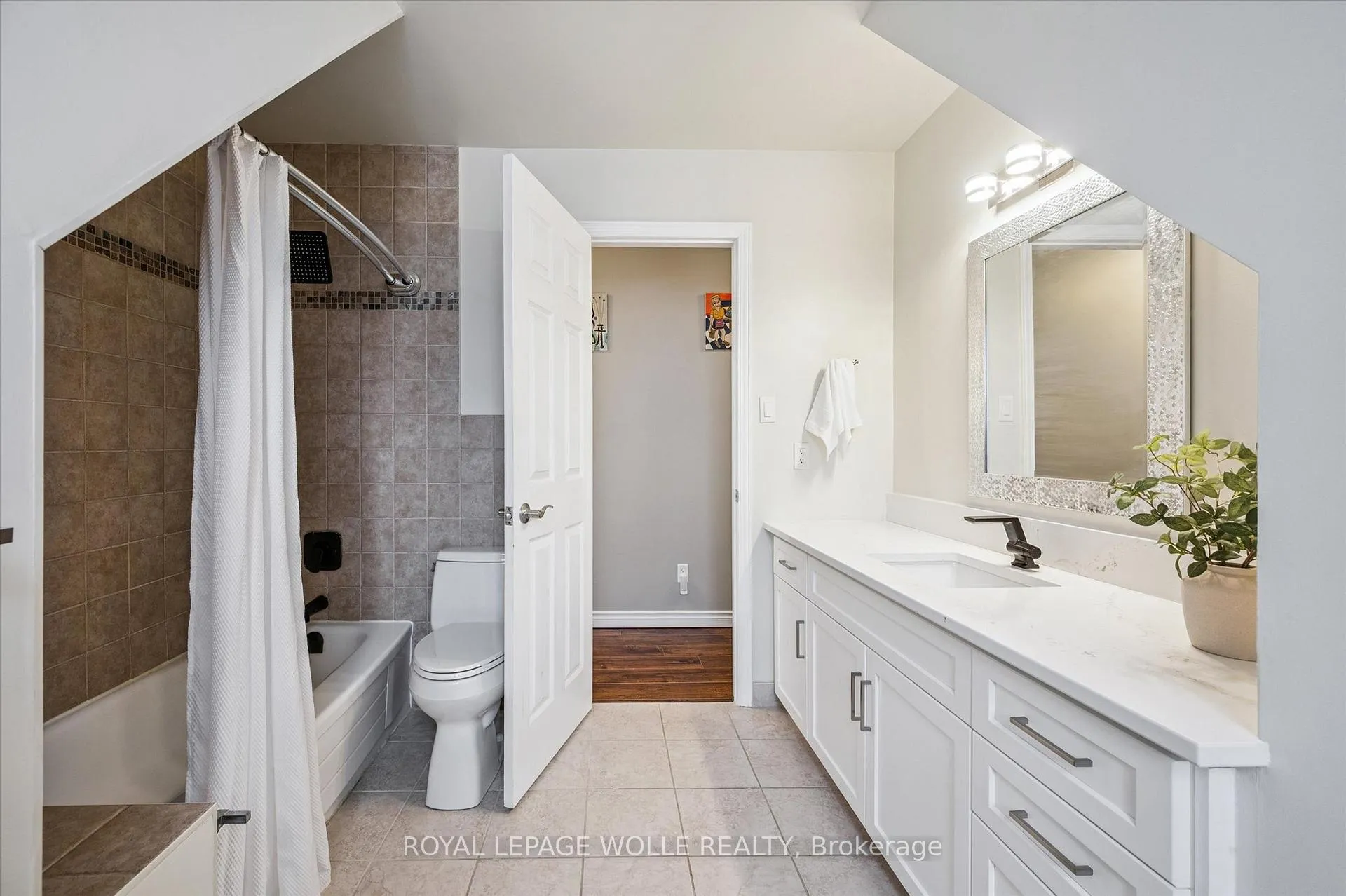 Photo 23 of 161 Ambleside Court, Waterloo — HOMEH