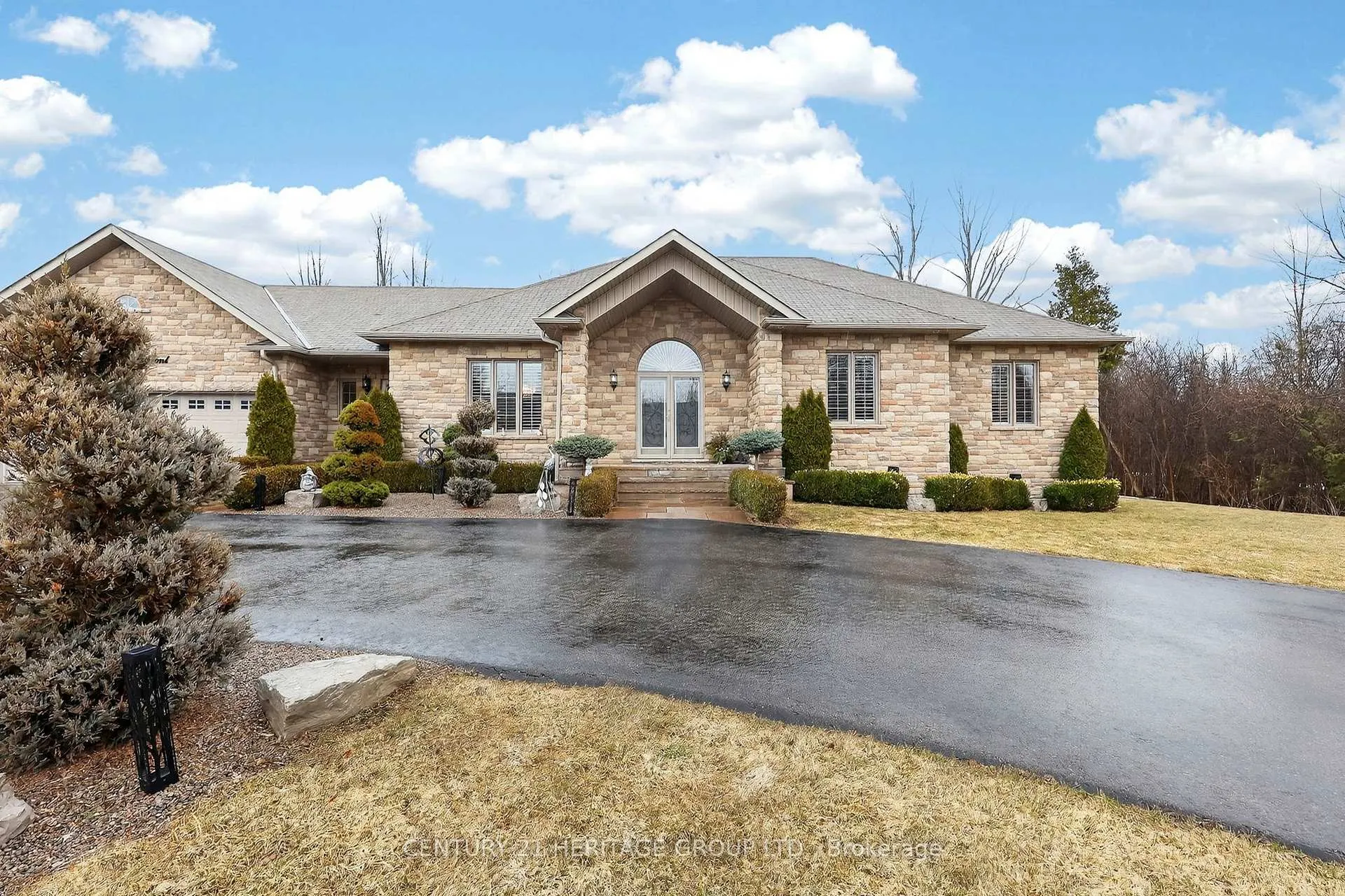 Photo 1 of 19 Shore Crescent, Georgina, Historic Lakeshore Communities — HOMEH