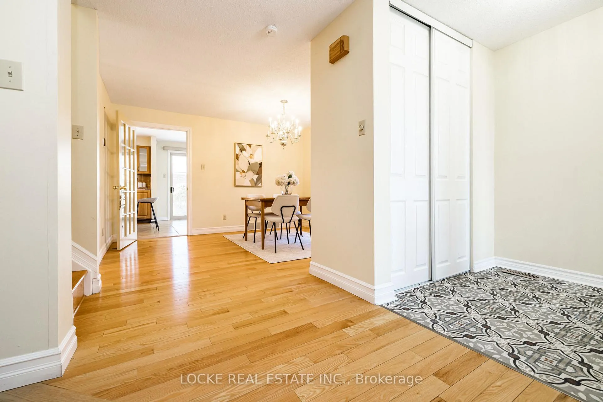 Photo 9 of 6096 Meadowhill Crescent, Ottawa, Chapel Hill — HOMEH