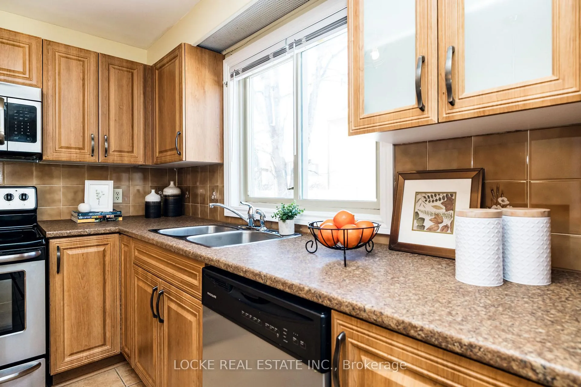 Photo 16 of 6096 Meadowhill Crescent, Ottawa, Chapel Hill — HOMEH