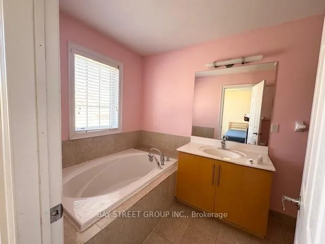 Photo 11 of 156 Legends Way, Markham, Unionville — HOMEH