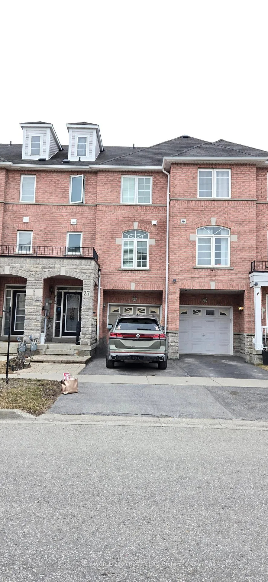 Front of 27 Stonewood Street