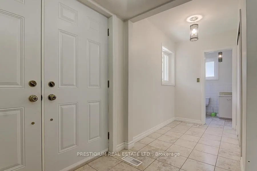 Photo 3 of 57 Laureleaf Road, Markham, Bayview Glen — HOMEH