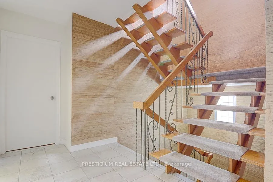 Photo 5 of 57 Laureleaf Road, Markham, Bayview Glen — HOMEH