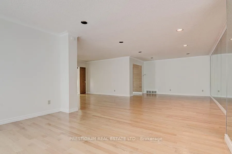 Photo 10 of 57 Laureleaf Road, Markham, Bayview Glen — HOMEH