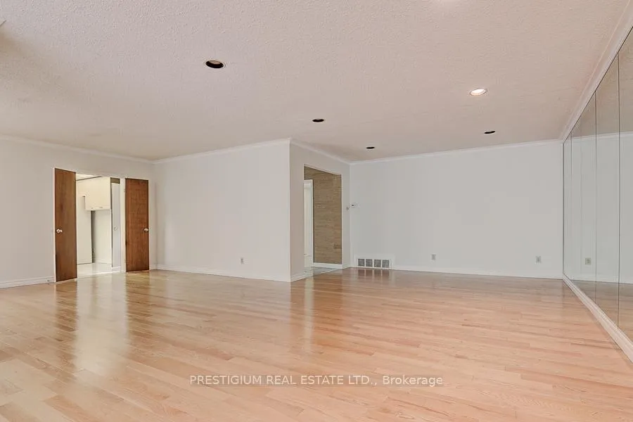 Photo 11 of 57 Laureleaf Road, Markham, Bayview Glen — HOMEH