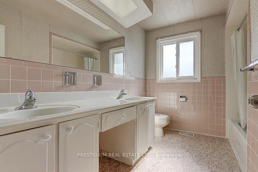 Photo 23 of 57 Laureleaf Road, Markham, Bayview Glen — HOMEH