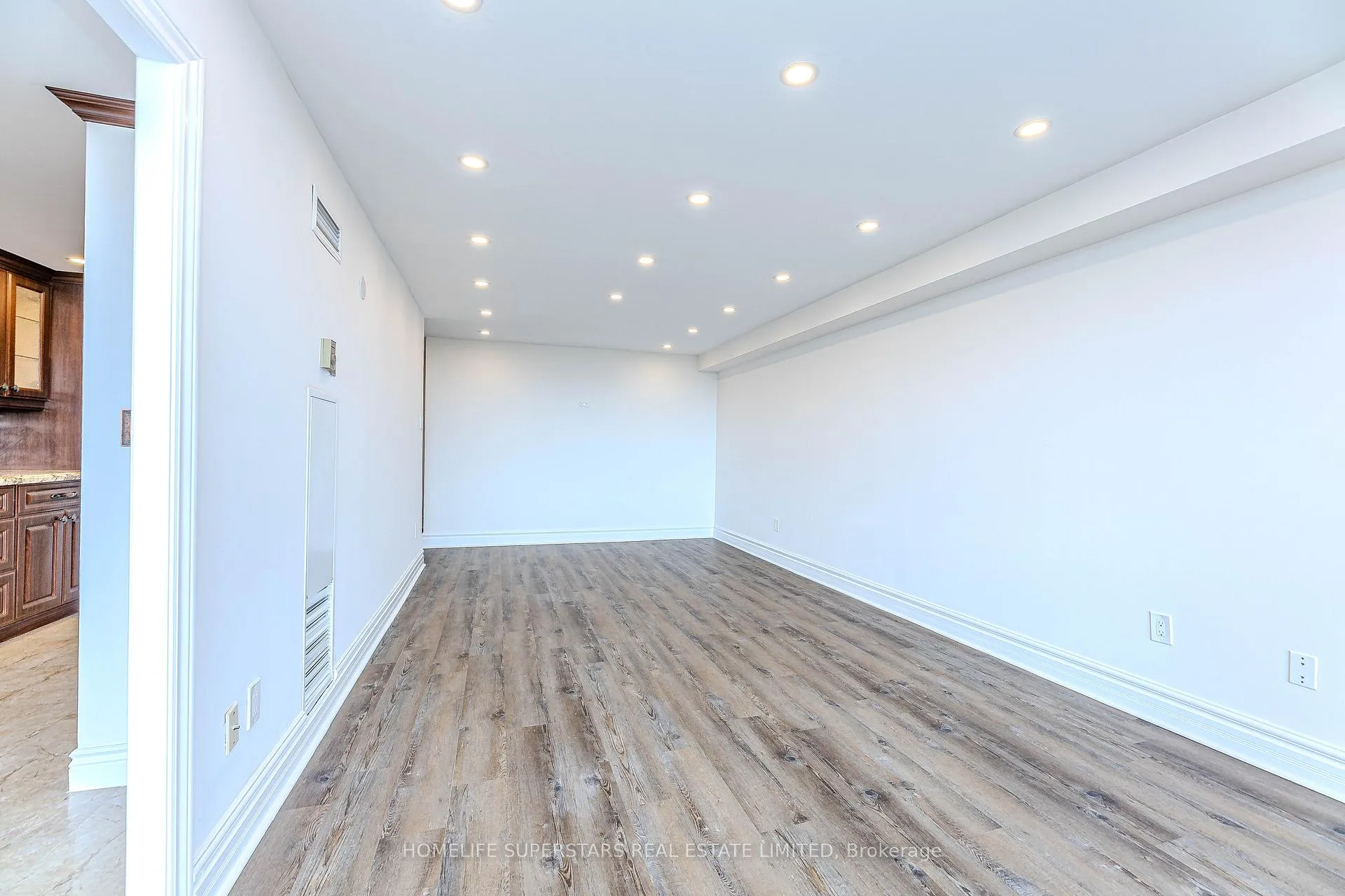 Photo 6 of Unit 1005, 7 Townsgate Drive, Vaughan, Crestwood-Springfarm-Yorkhill — HOMEH