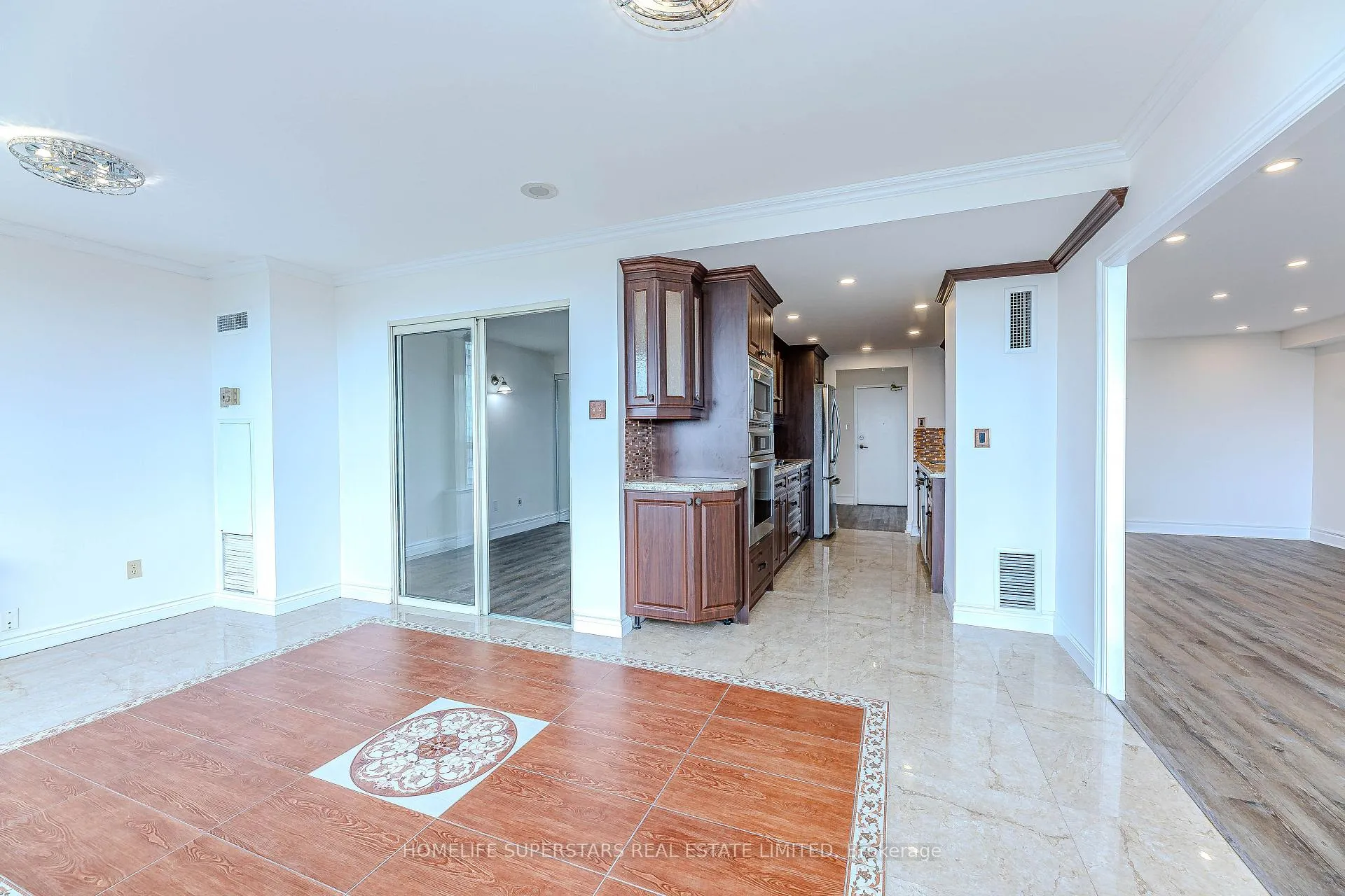 Photo 9 of Unit 1005, 7 Townsgate Drive, Vaughan, Crestwood-Springfarm-Yorkhill — HOMEH