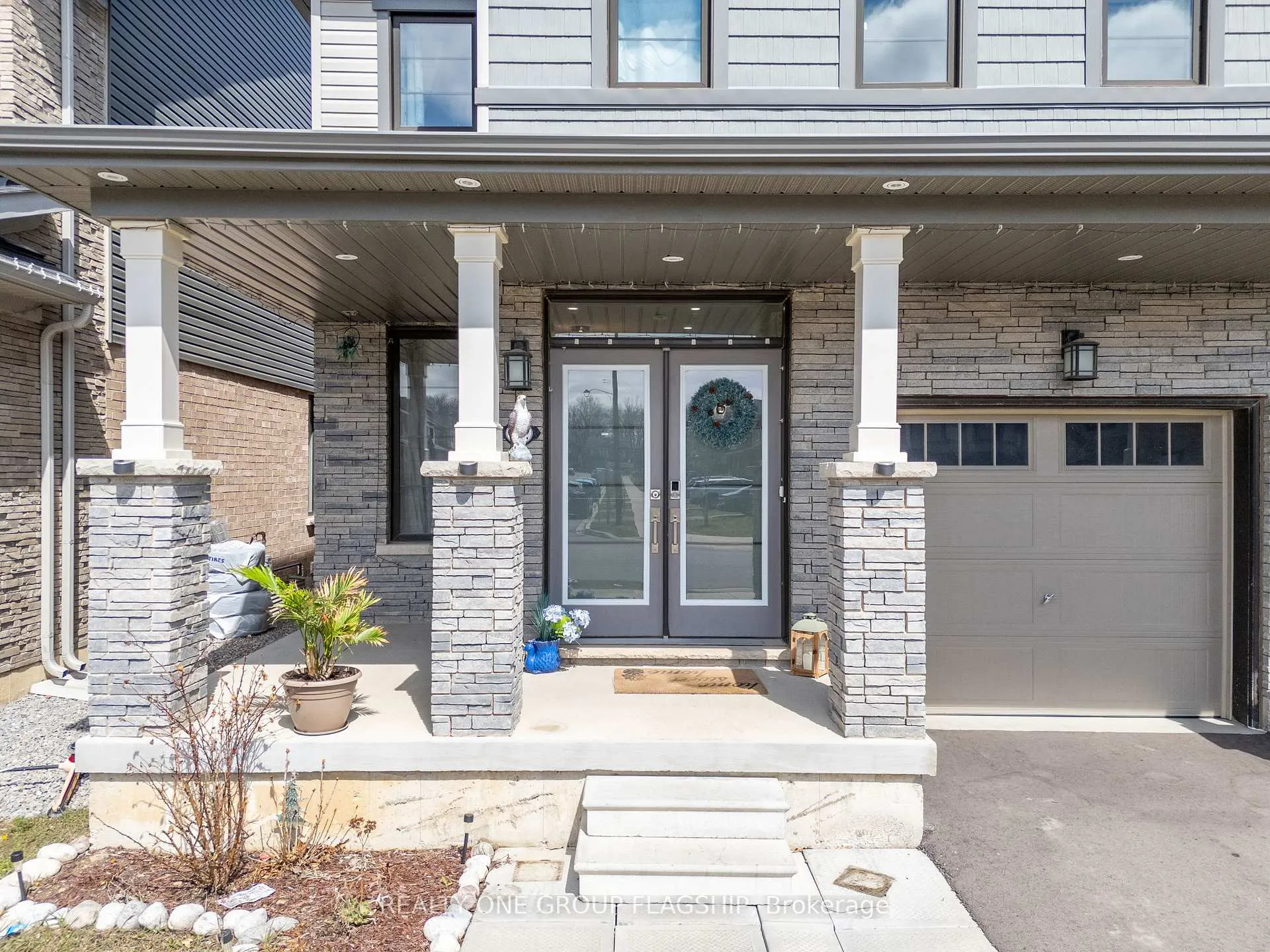 Photo 2 of 312 Bedrock Drive, Hamilton, Stoney Creek Mountain — HOMEH