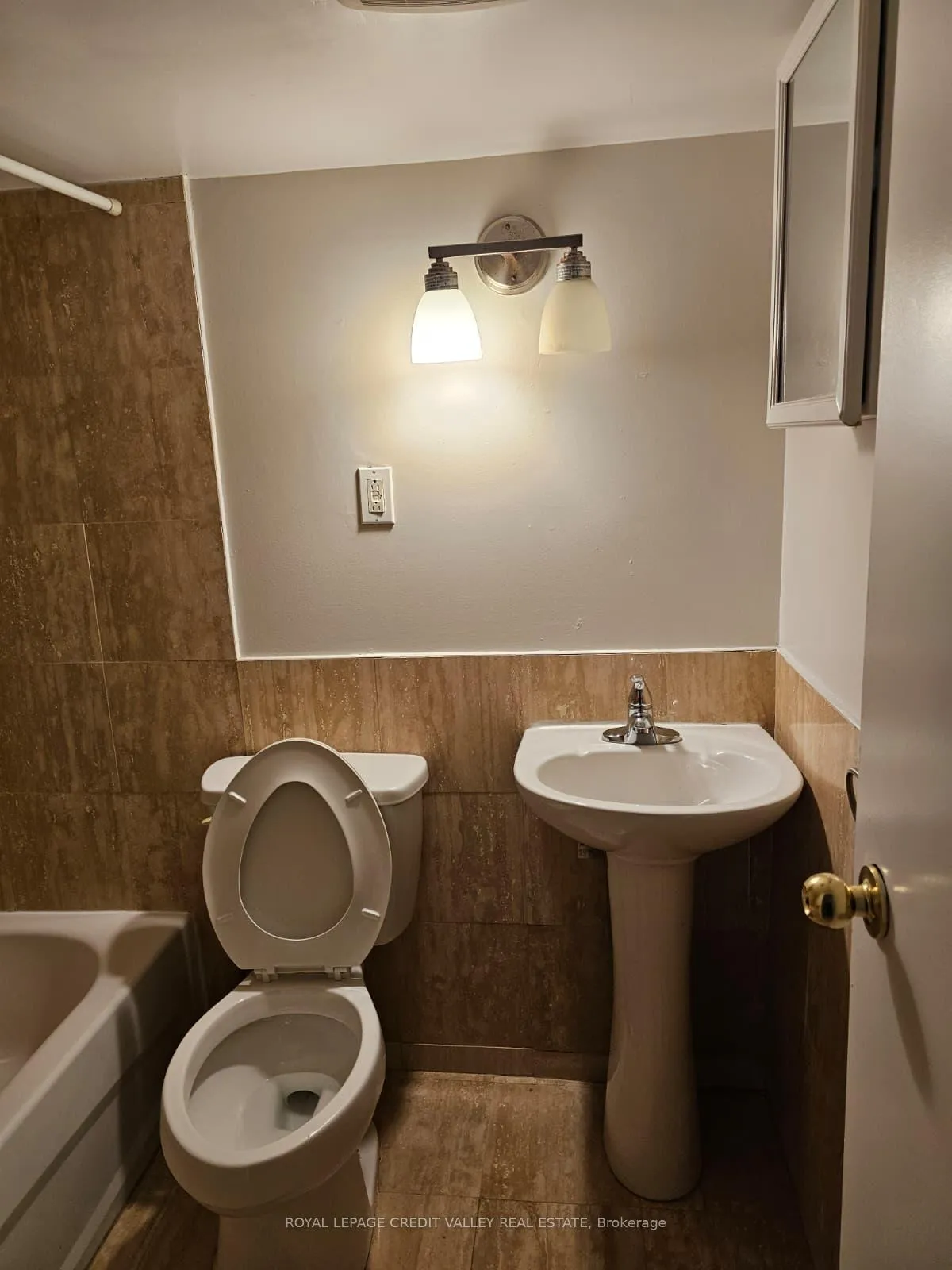 Photo 5 of Unit lower level, 672 Jane Street, Toronto, Rockcliffe-Smythe — HOMEH