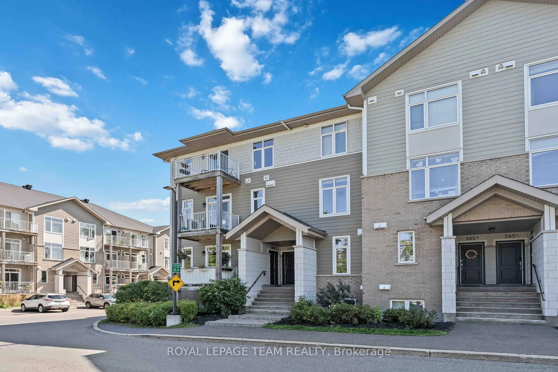Photo 2 of Unit B, 289 Everest Private, Ottawa, Elmvale Acres — HOMEH