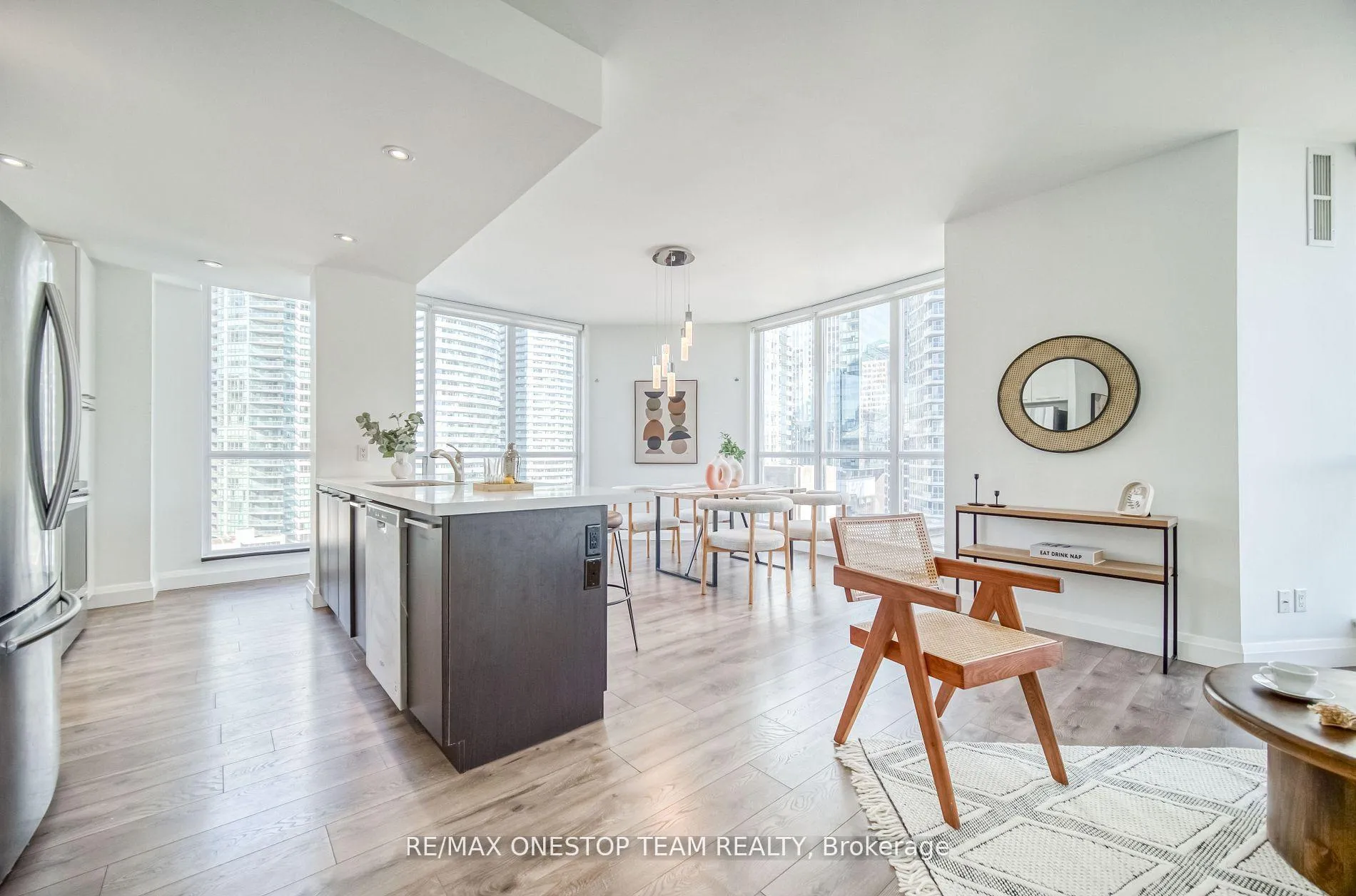 Photo 5 of Unit 1002, 218 Queens Quay W, Toronto, Waterfront Communities — HOMEH