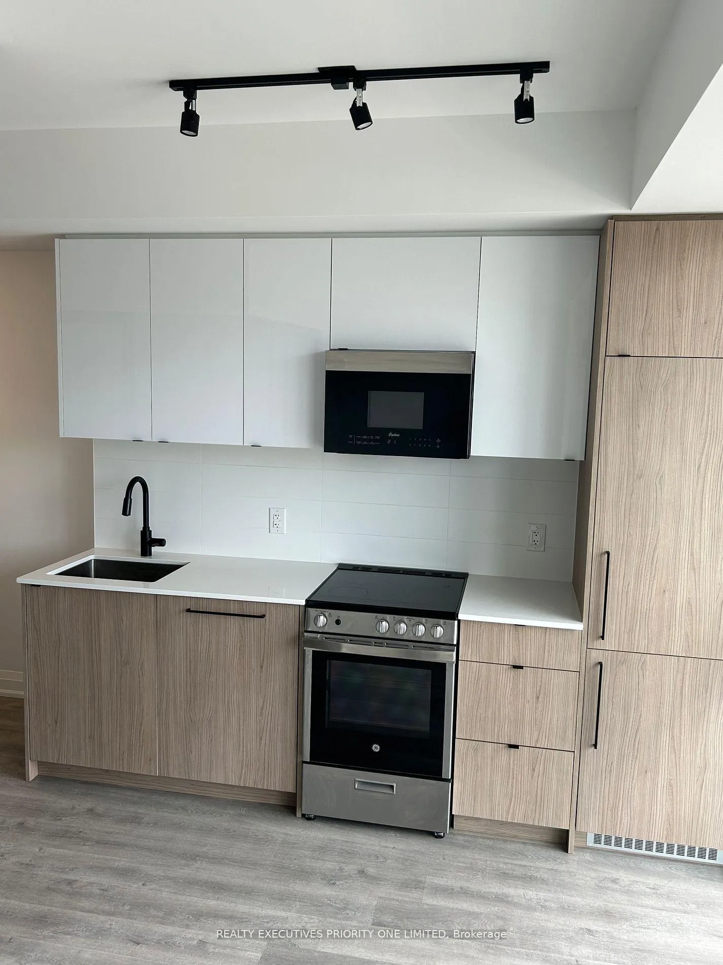 Photo 6 of Unit 407, 2369 Danforth Avenue, Toronto, East End-Danforth — HOMEH